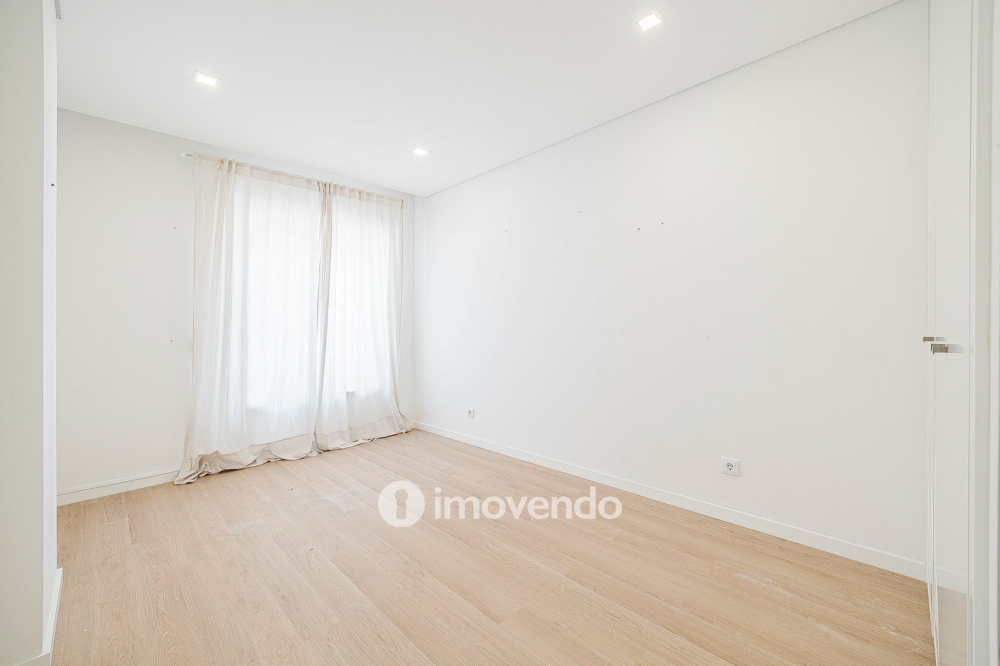 Apartamento T2, com estacionamento e cozinha equipada, na Amadora