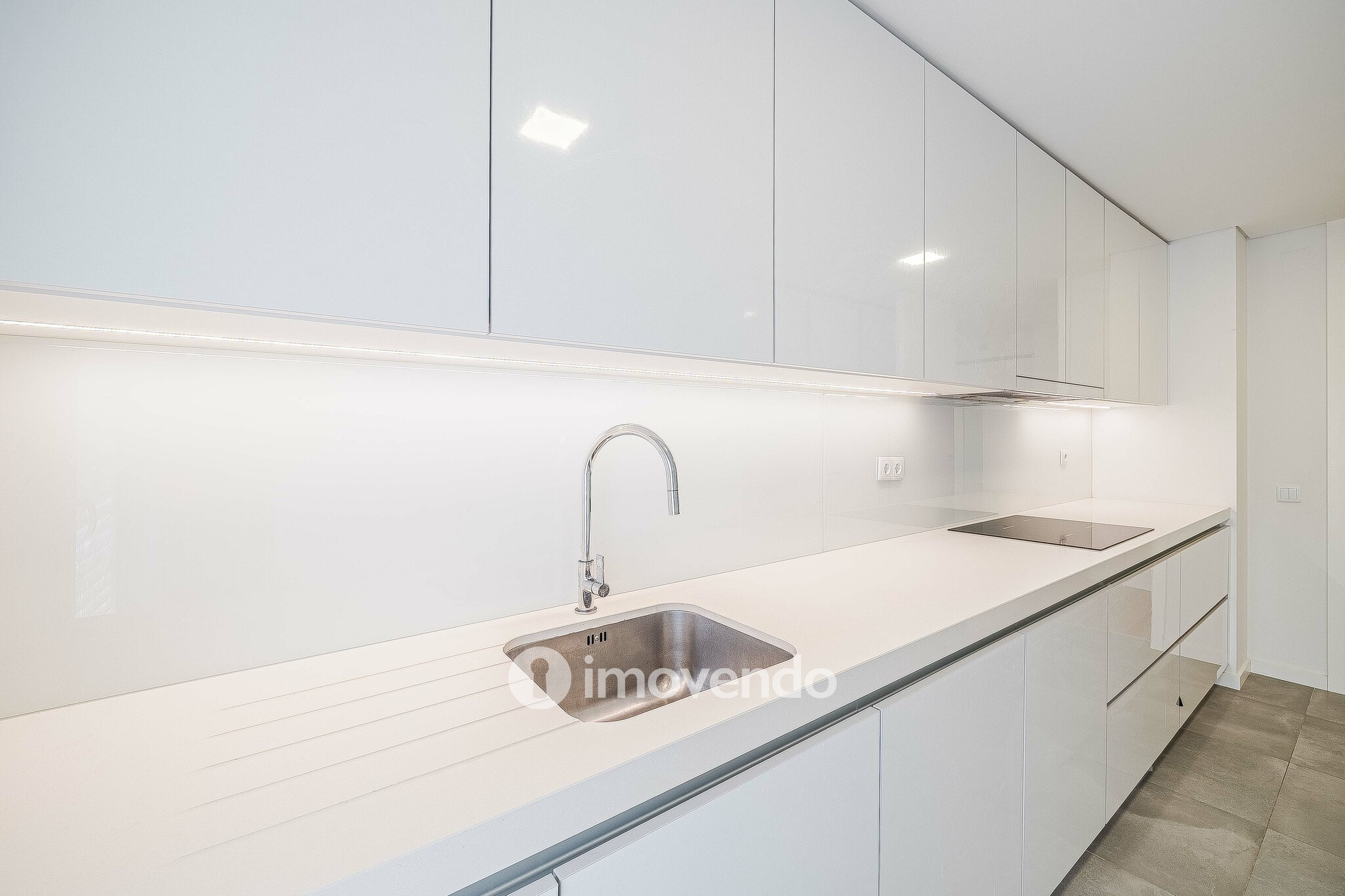 Apartamento T2, com estacionamento e cozinha equipada, na Amadora