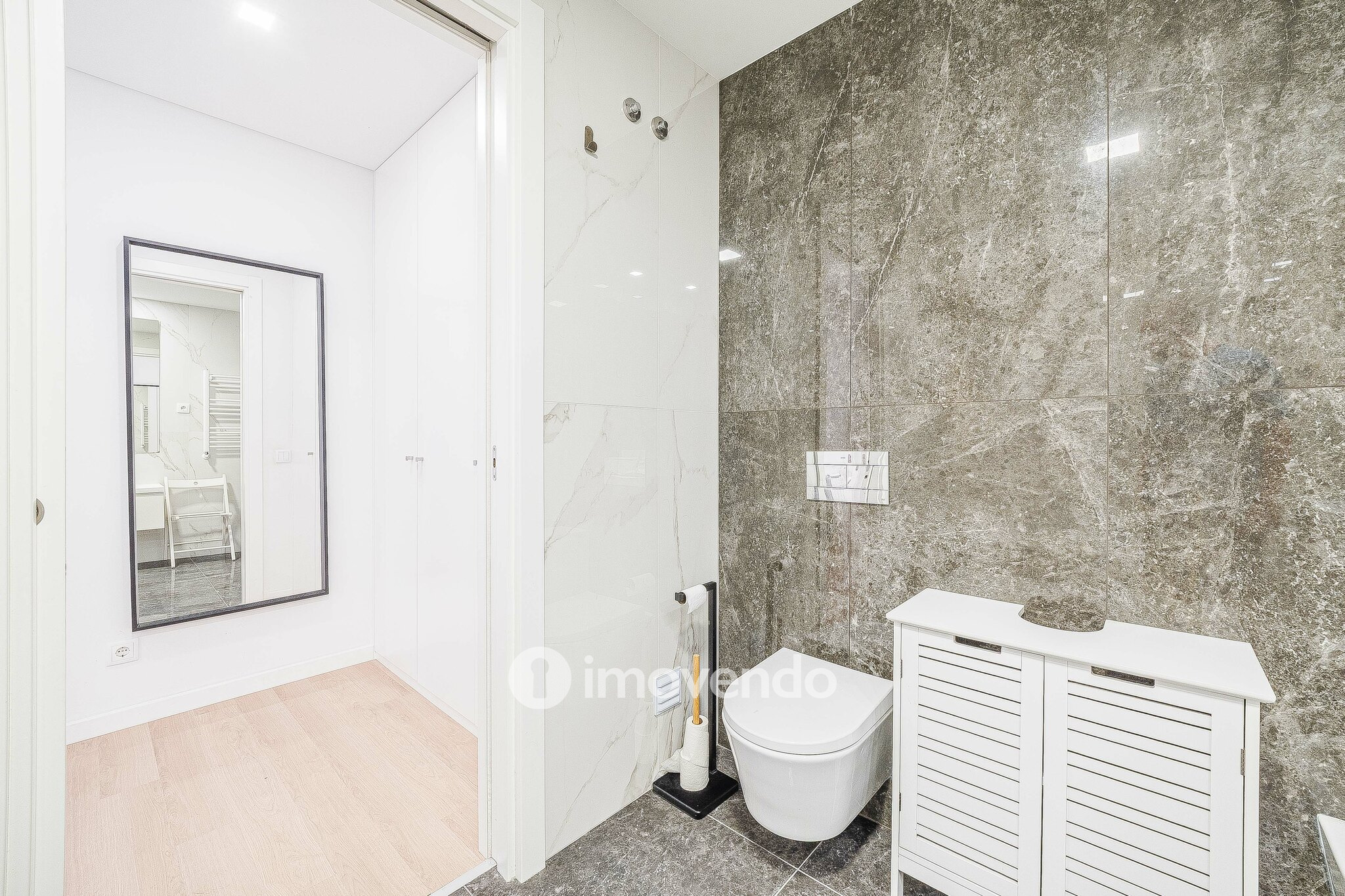 Apartamento T2, com estacionamento e cozinha equipada, na Amadora