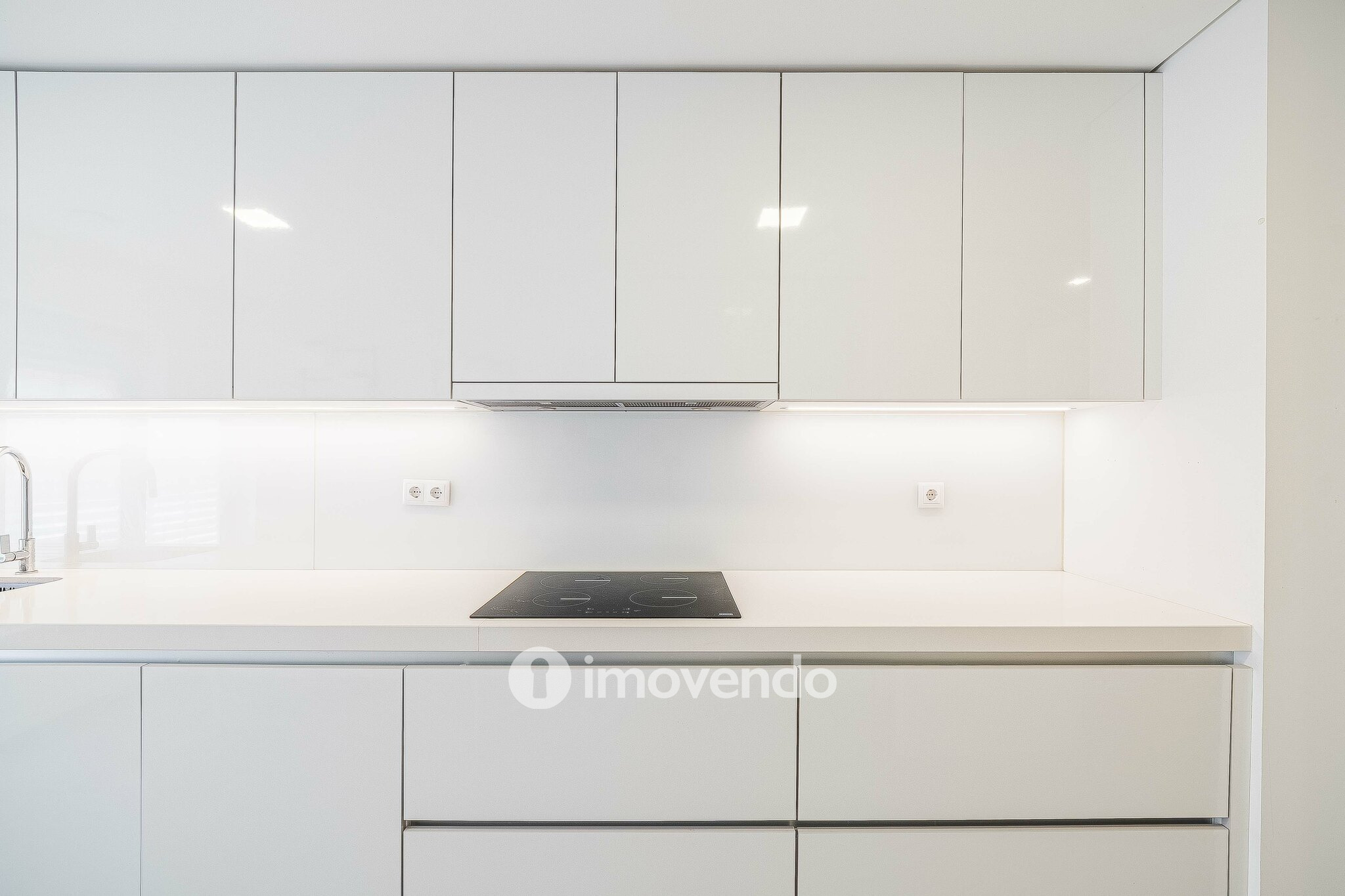 Apartamento T2, com estacionamento e cozinha equipada, na Amadora