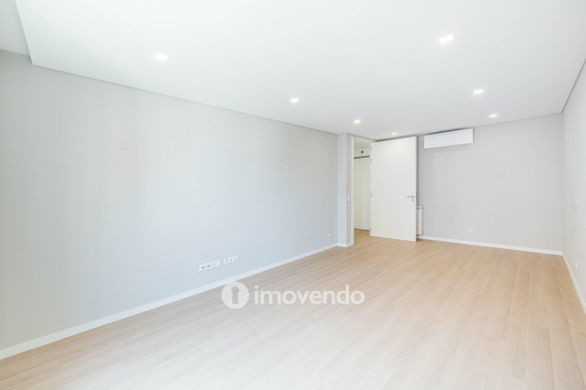 Apartamento T2, com estacionamento e cozinha equipada, na Amadora