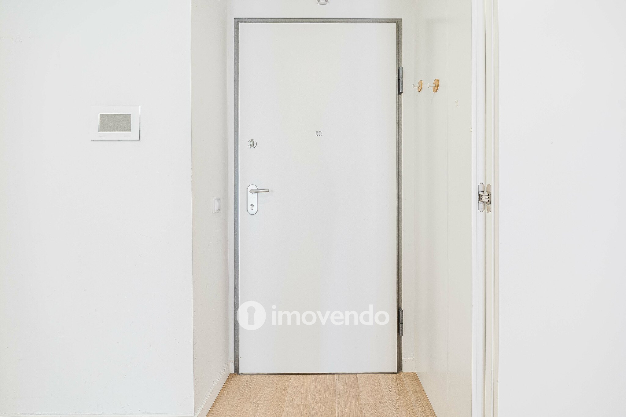 Apartamento T2, com estacionamento e cozinha equipada, na Amadora