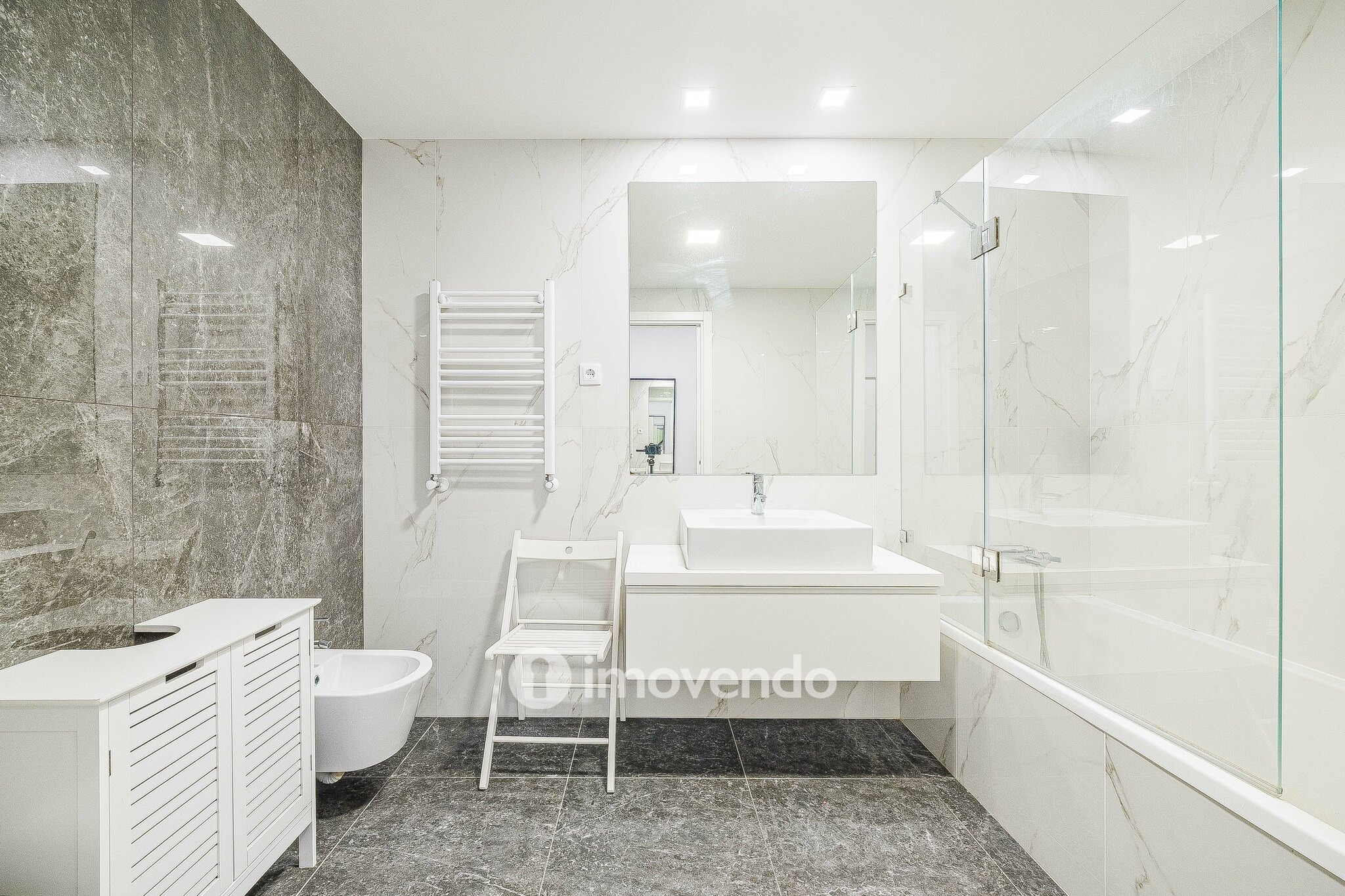 Apartamento T2, com estacionamento e cozinha equipada, na Amadora