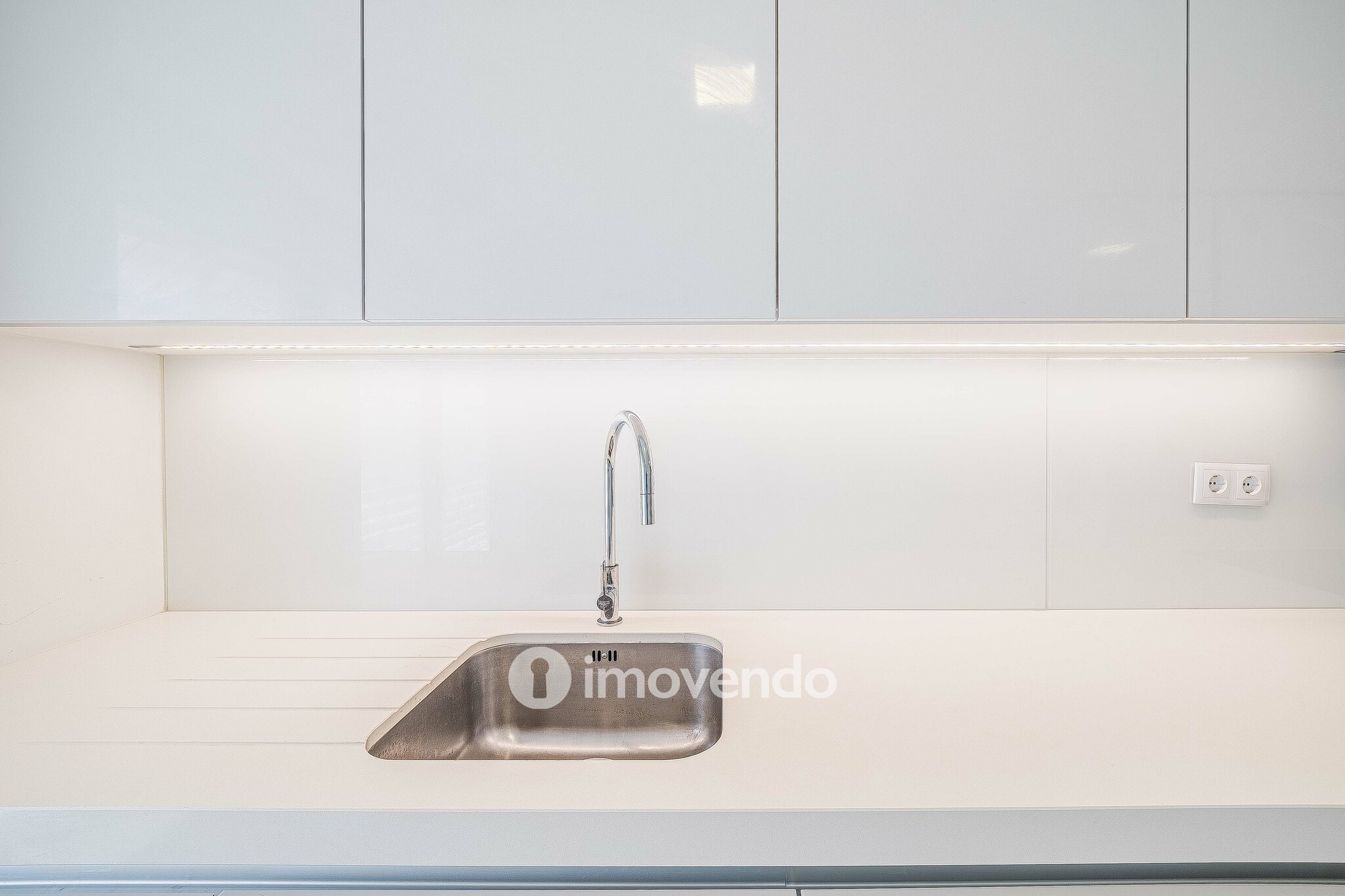 Apartamento T2, com estacionamento e cozinha equipada, na Amadora
