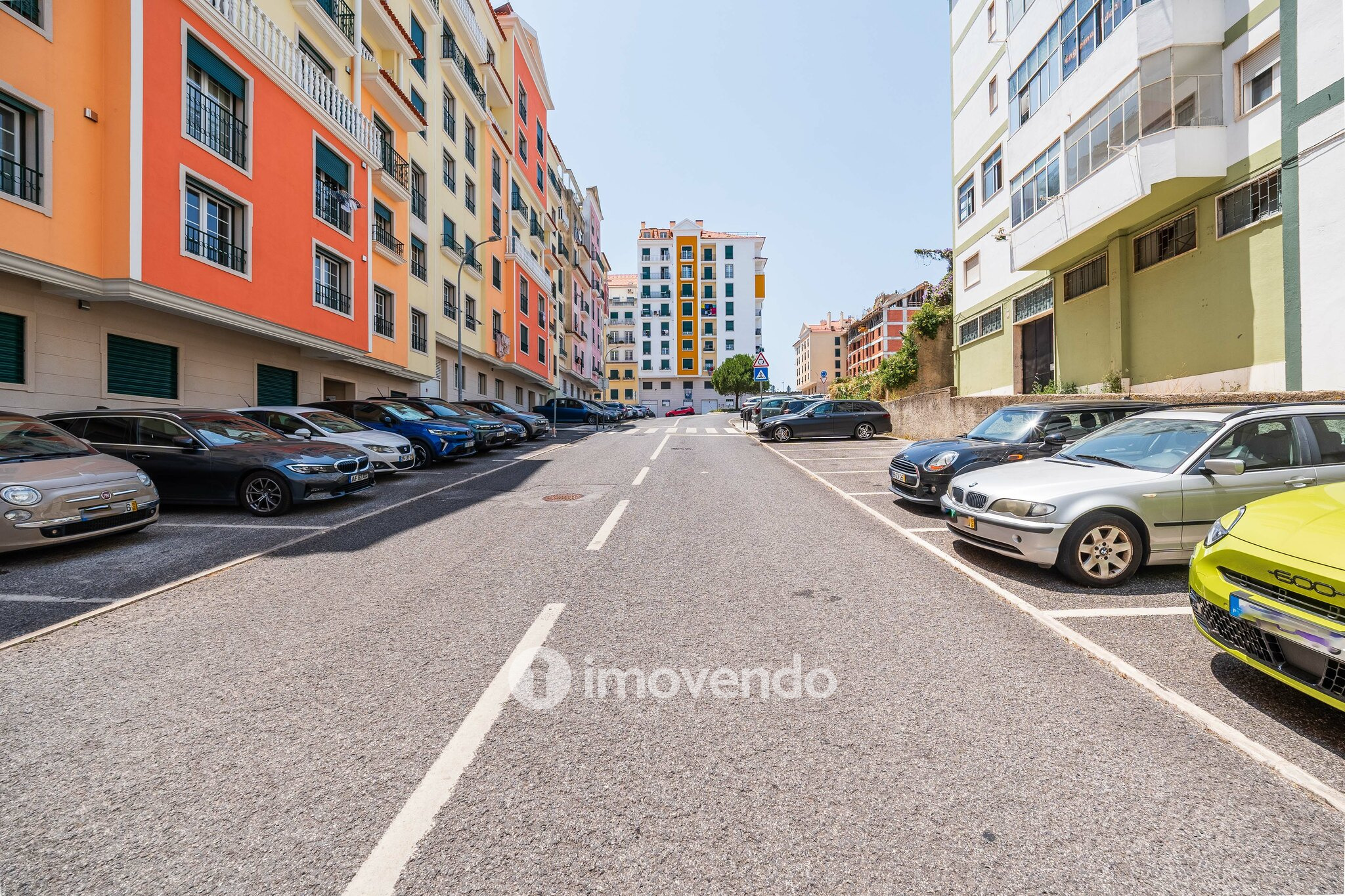 Apartamento T2, com estacionamento e cozinha equipada, na Amadora