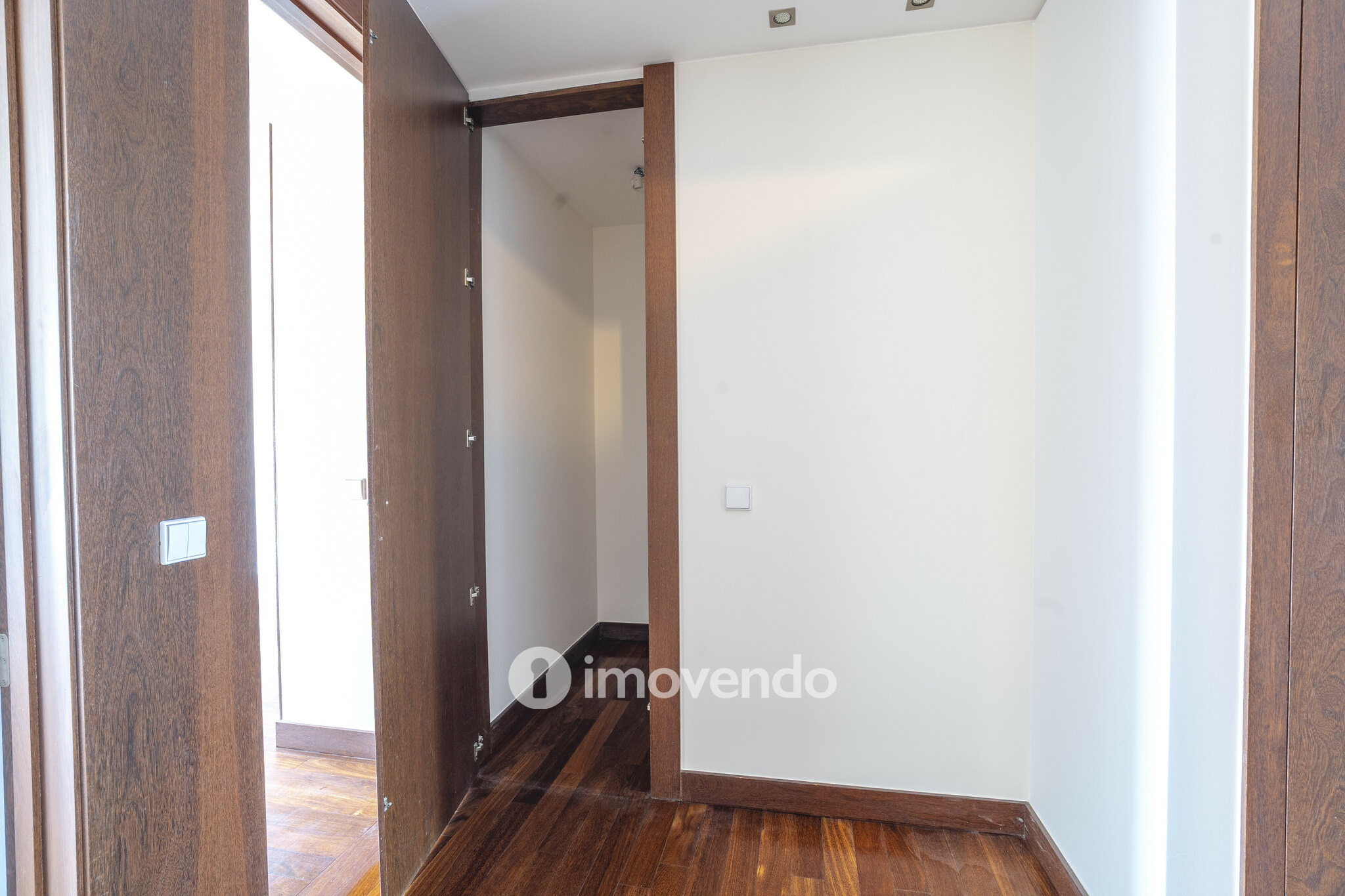 Apartamento T4, com vista rio e estacionamento, em Vila Nova de Gaia
