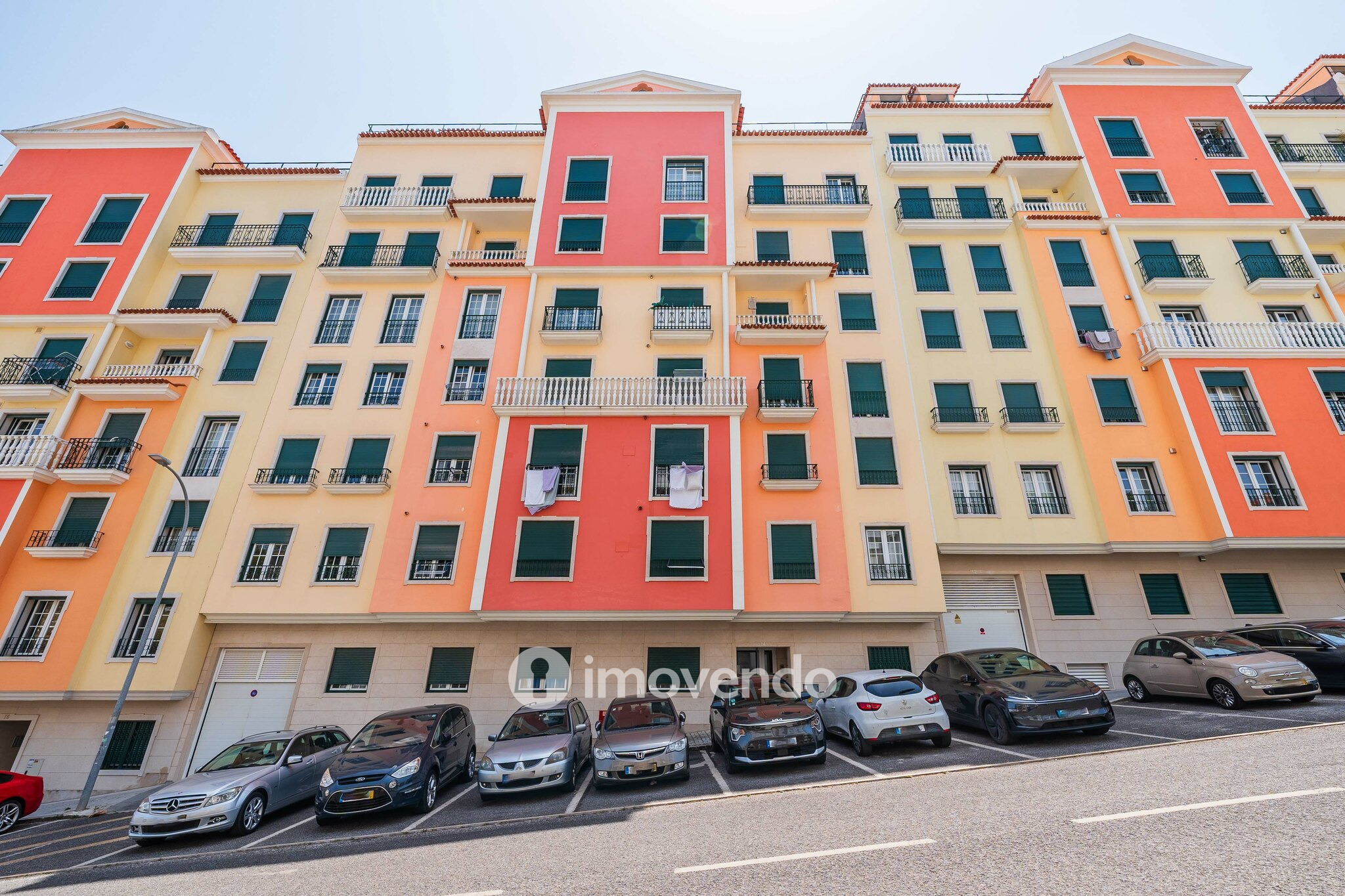 Apartamento T2, com estacionamento e cozinha equipada, na Amadora