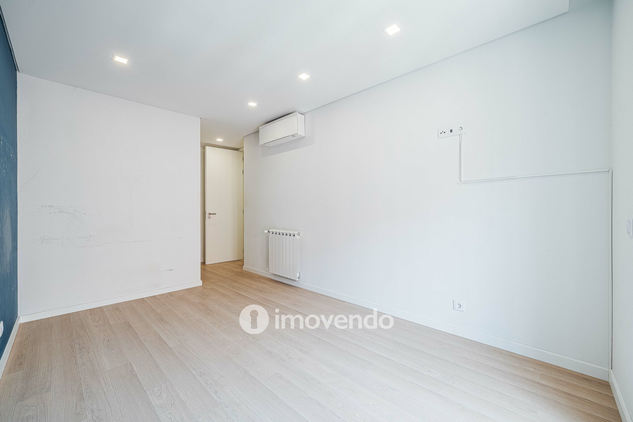 Apartamento T2, com estacionamento e cozinha equipada, na Amadora