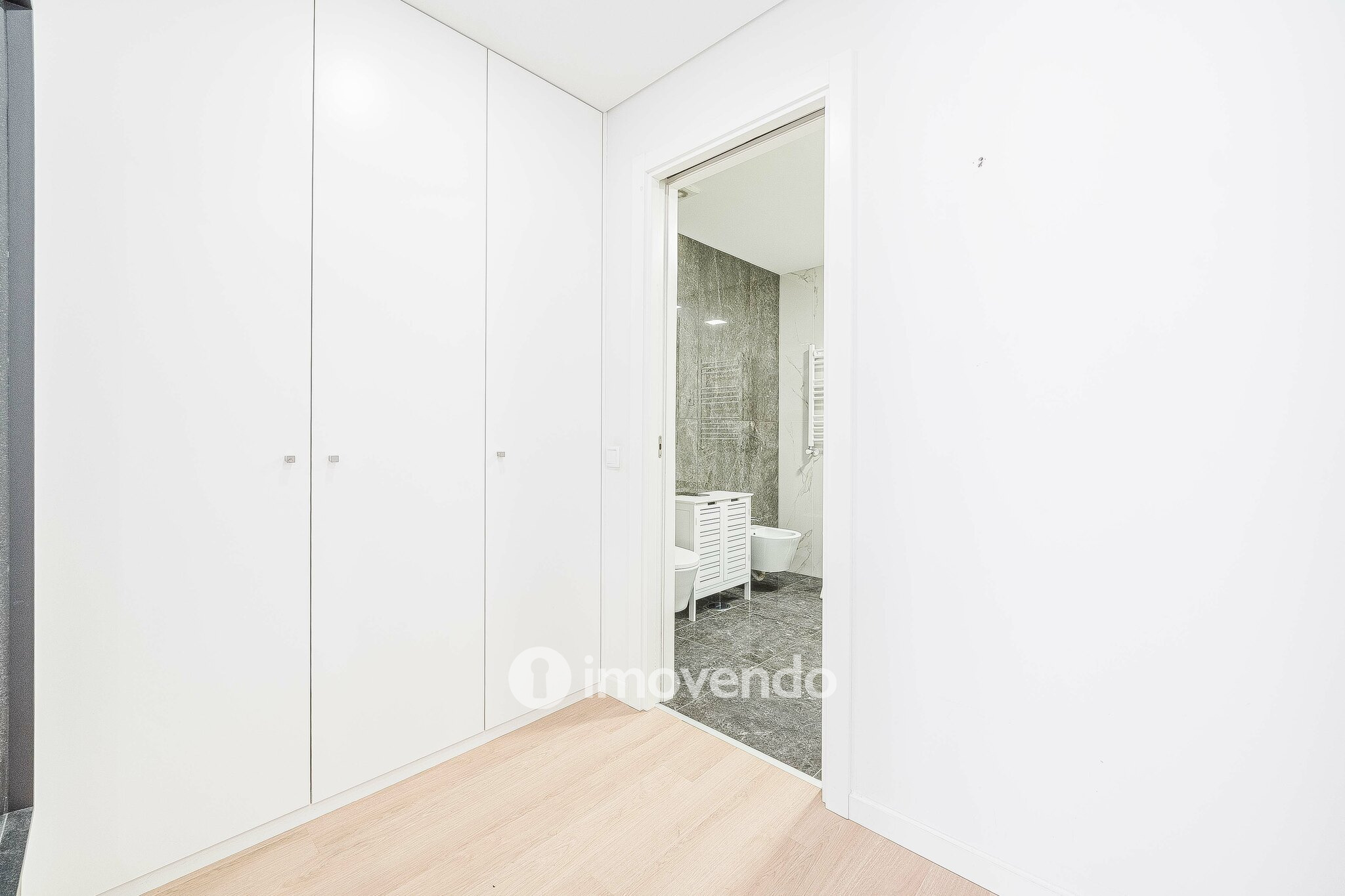 Apartamento T2, com estacionamento e cozinha equipada, na Amadora