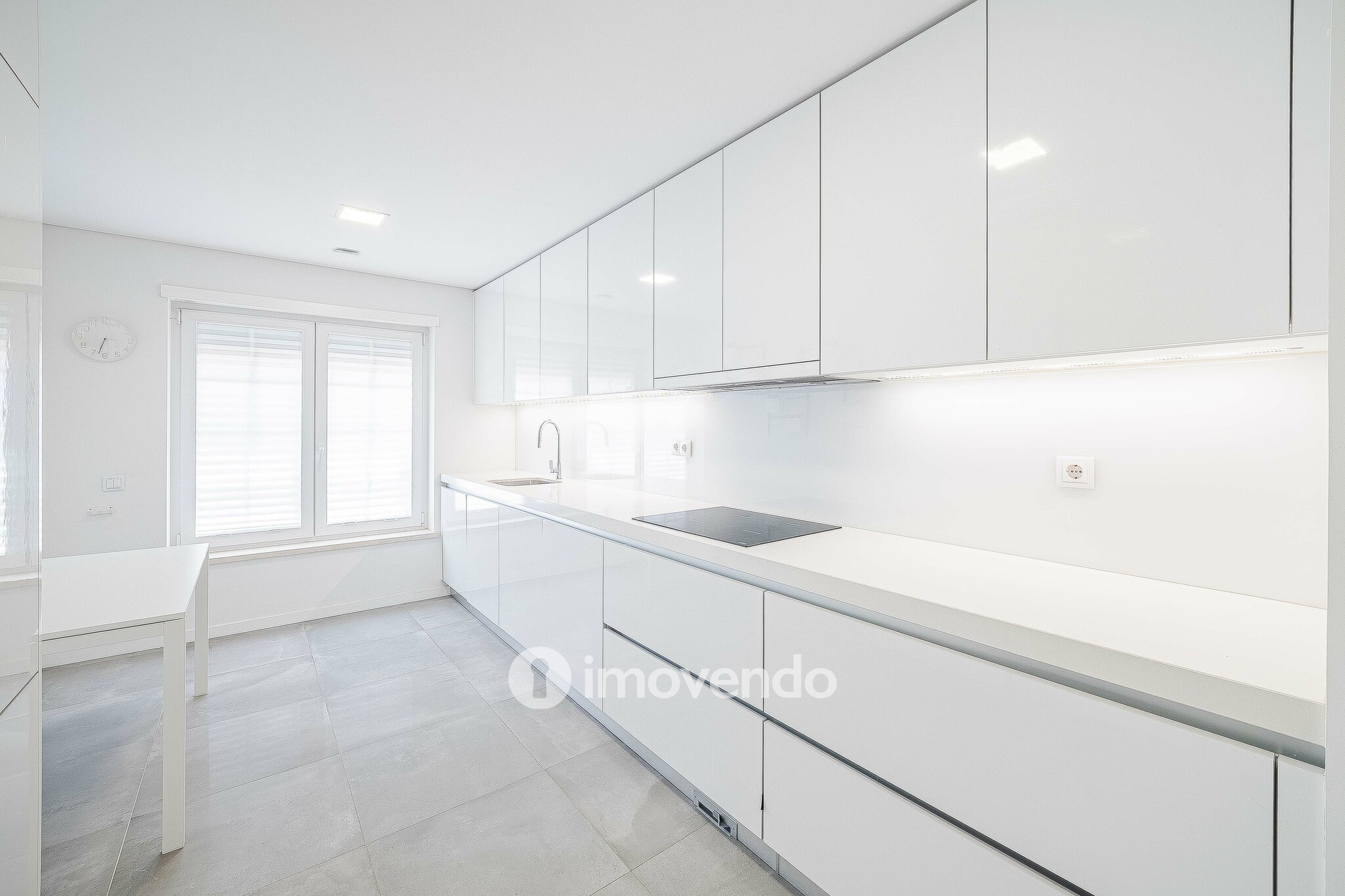 Apartamento T2, com estacionamento e cozinha equipada, na Amadora