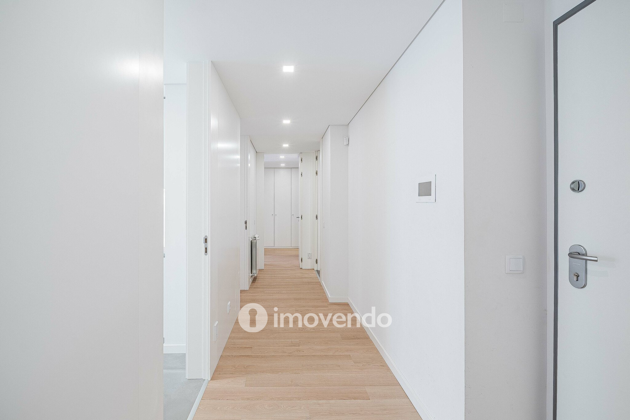 Apartamento T2, com estacionamento e cozinha equipada, na Amadora