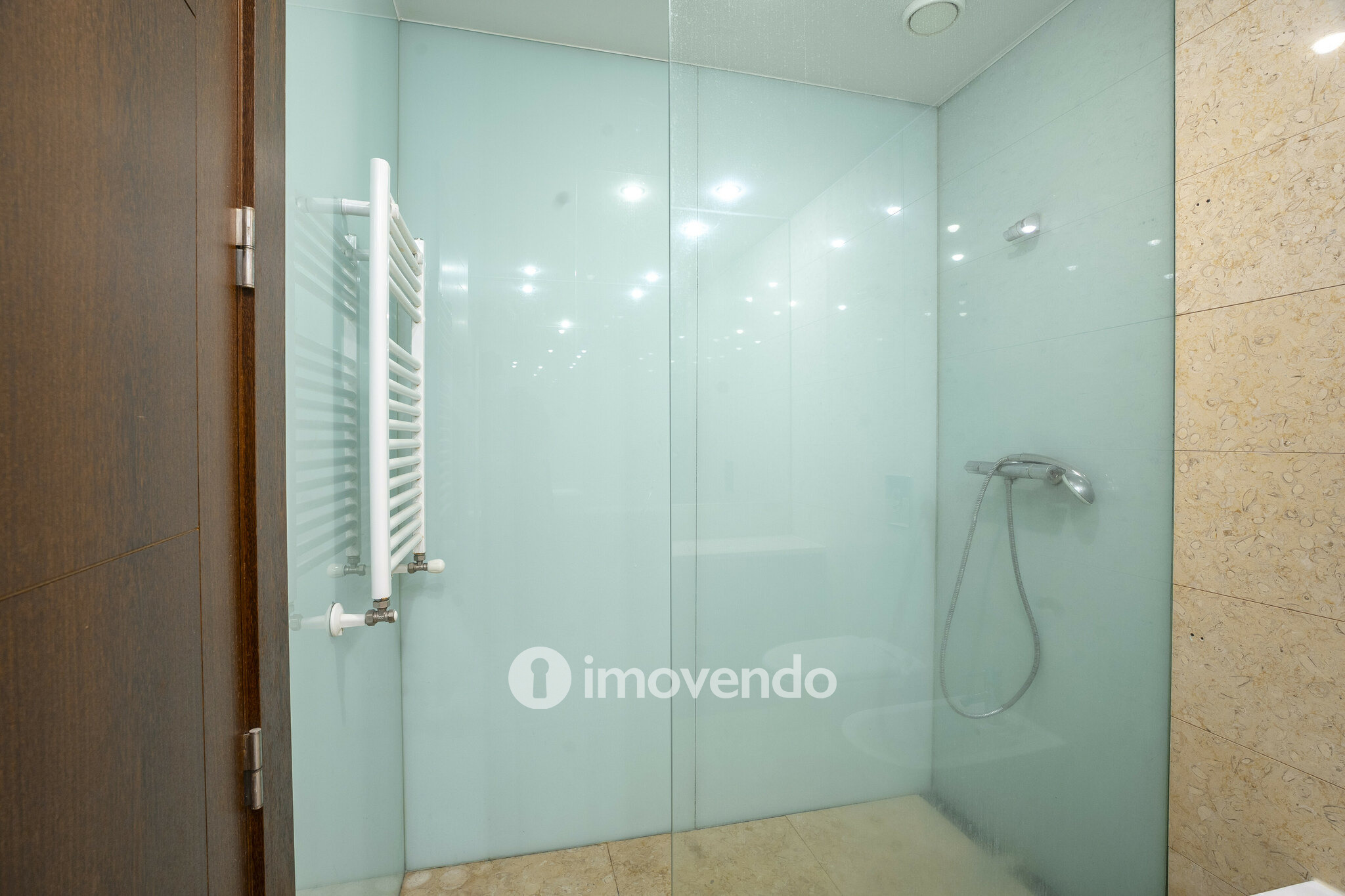 Apartamento T4, com vista rio e estacionamento, em Vila Nova de Gaia