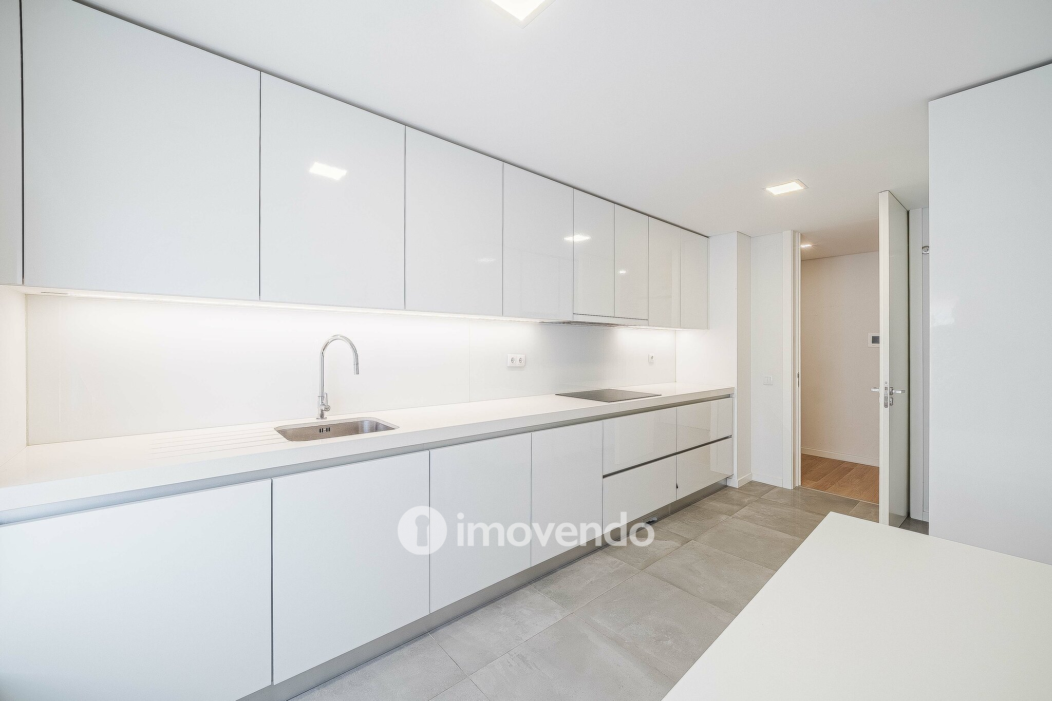 Apartamento T2, com estacionamento e cozinha equipada, na Amadora