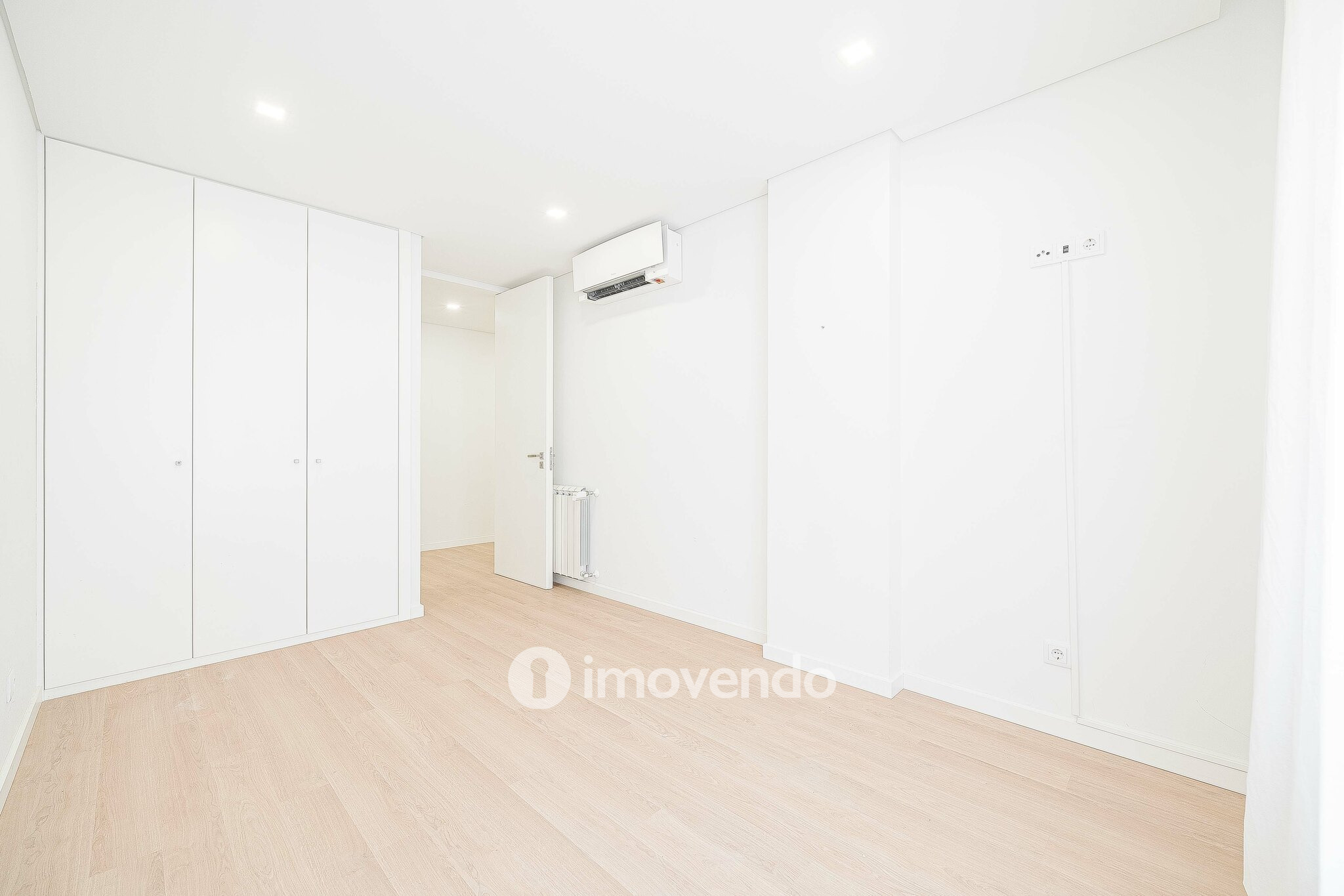 Apartamento T2, com estacionamento e cozinha equipada, na Amadora
