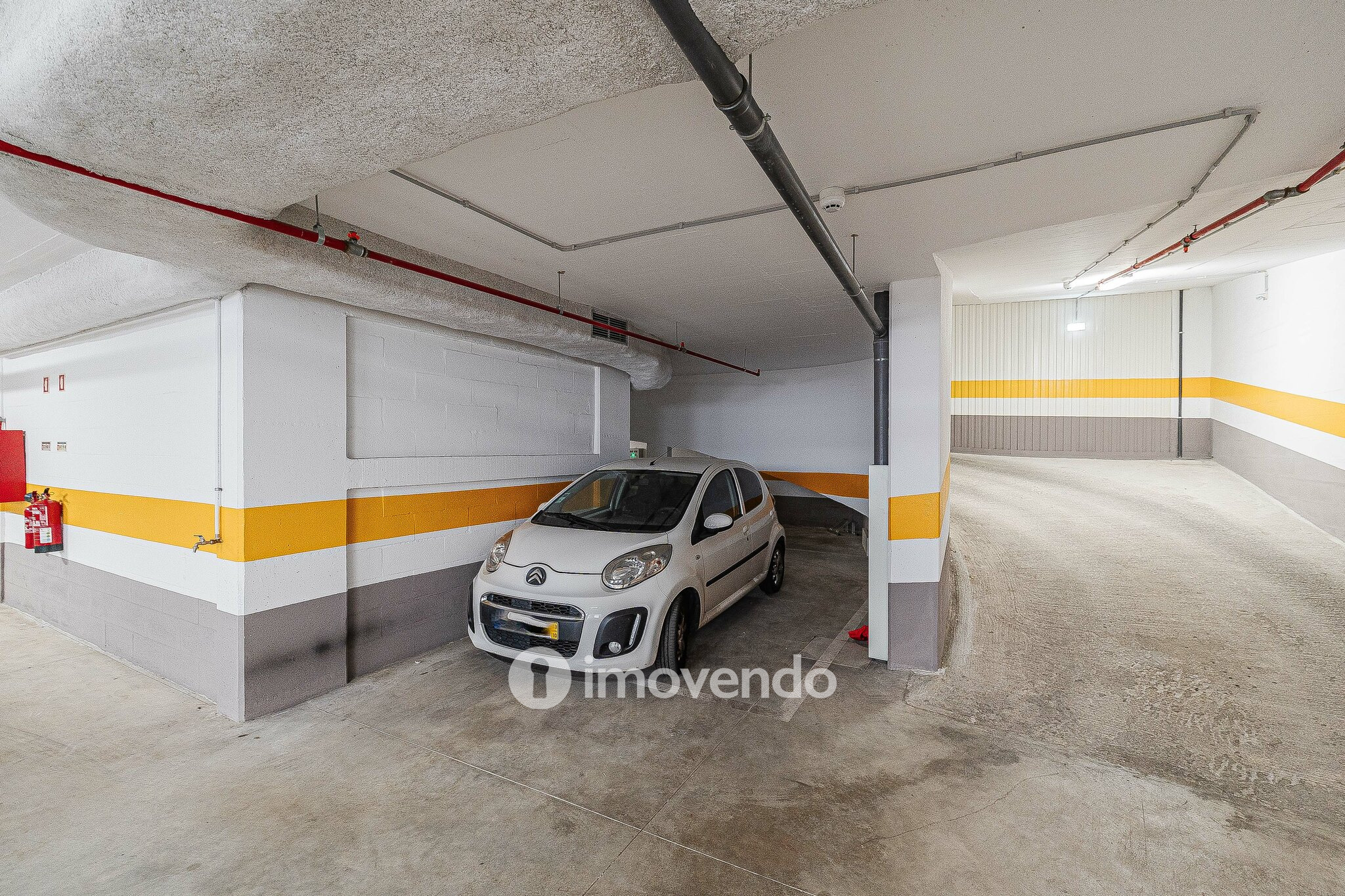 Apartamento T2, com estacionamento e cozinha equipada, na Amadora