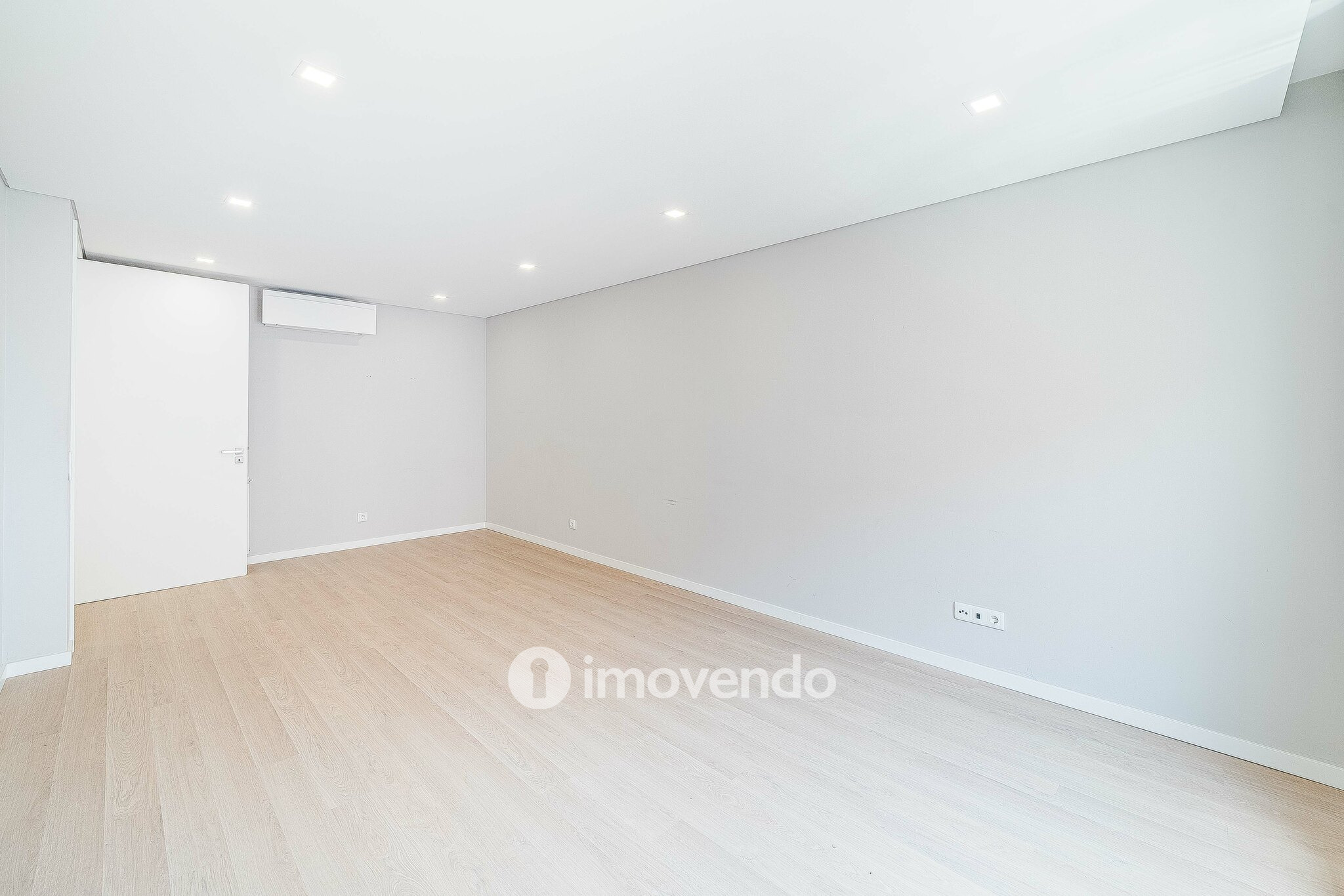 Apartamento T2, com estacionamento e cozinha equipada, na Amadora