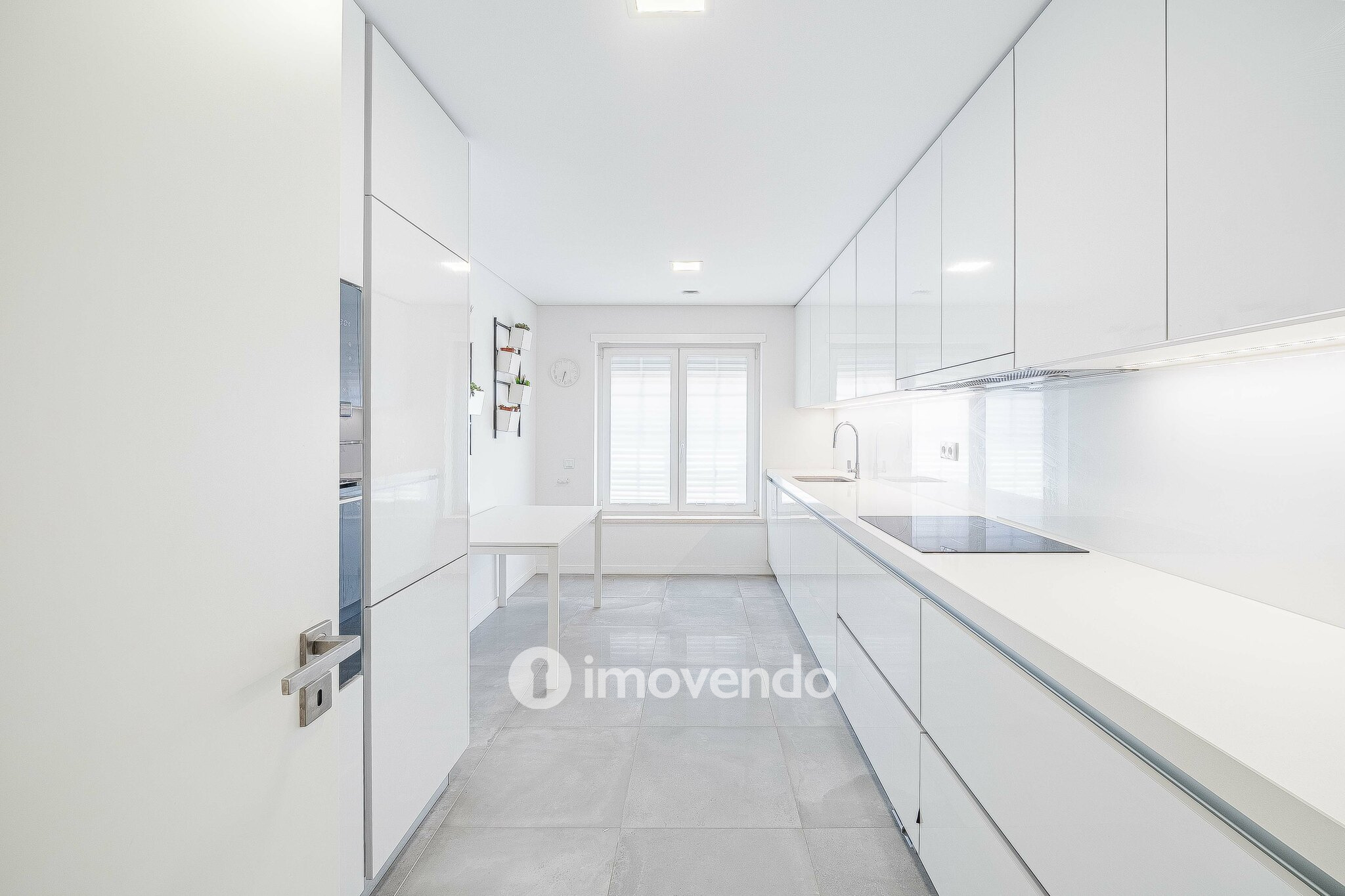 Apartamento T2, com estacionamento e cozinha equipada, na Amadora