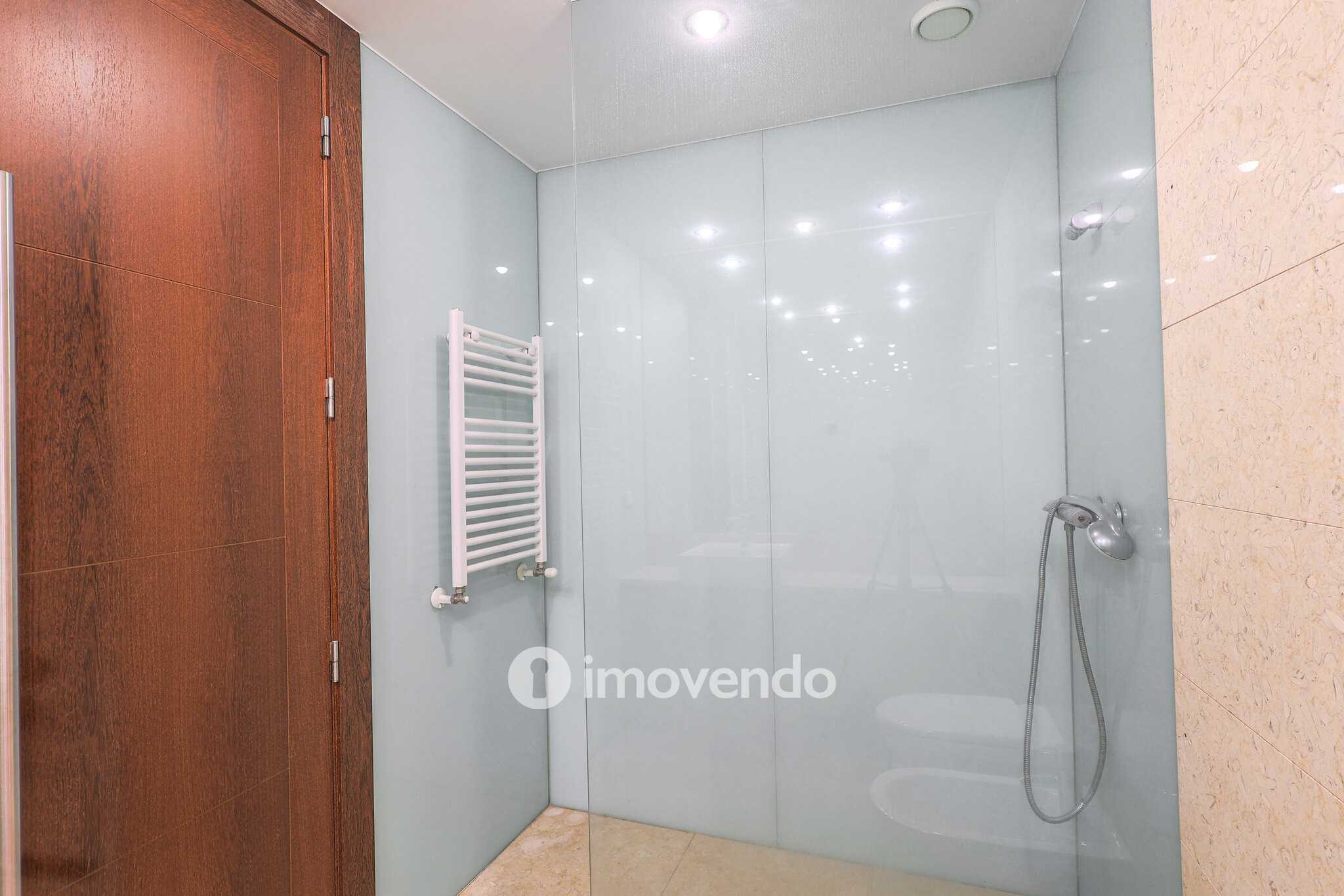 Apartamento T4, com vista rio e estacionamento, em Vila Nova de Gaia