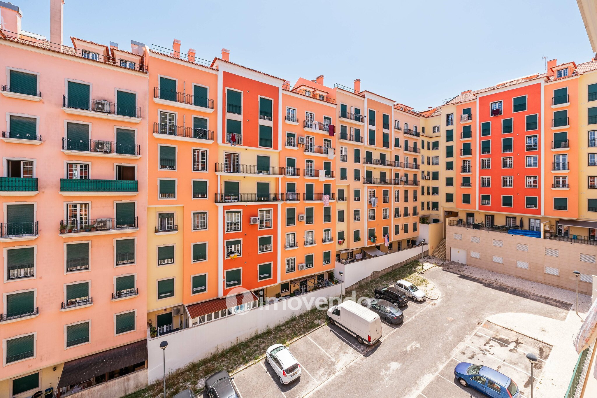 Apartamento T2, com estacionamento e cozinha equipada, na Amadora