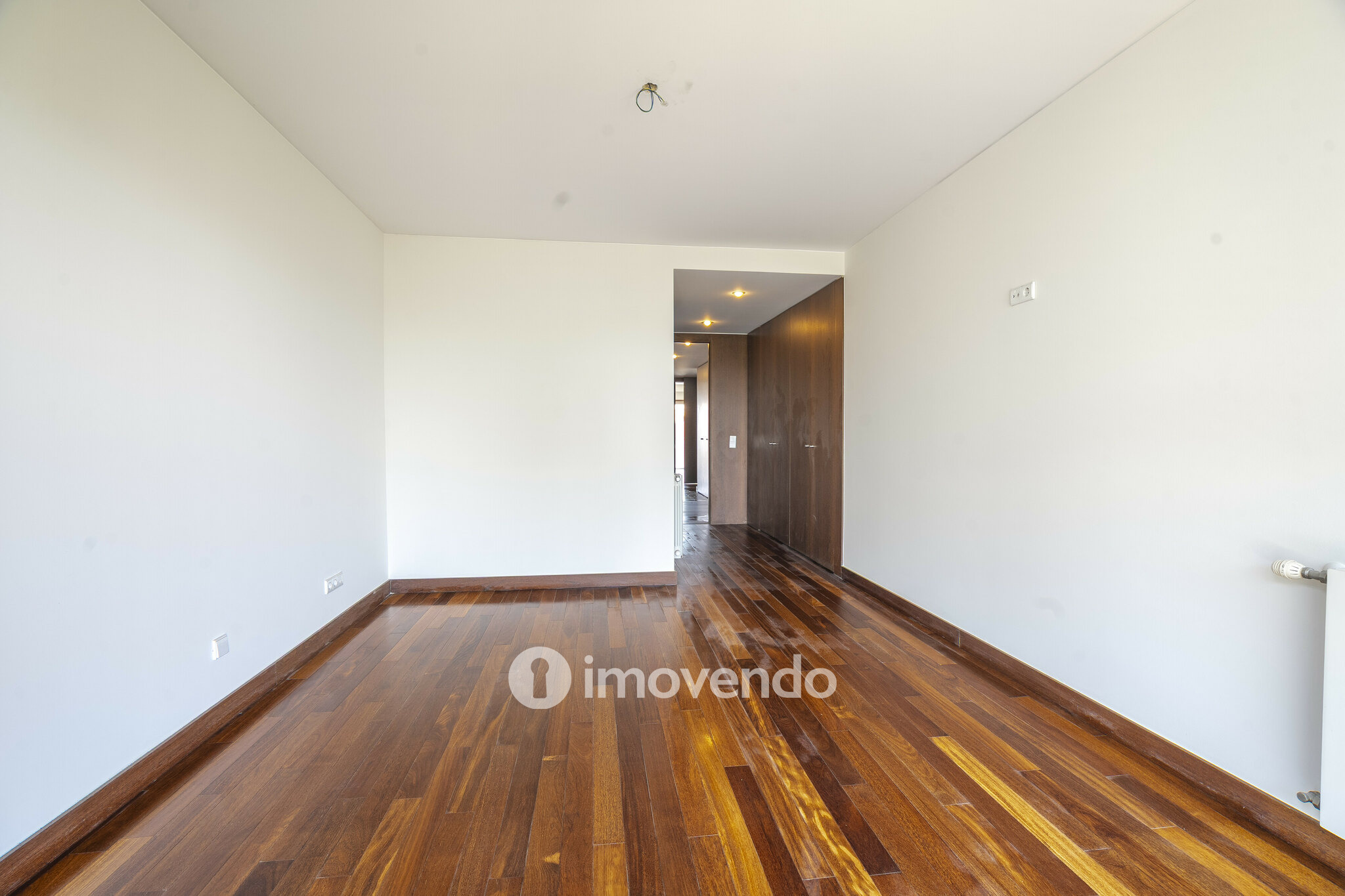 Apartamento T4, com vista rio e estacionamento, em Vila Nova de Gaia