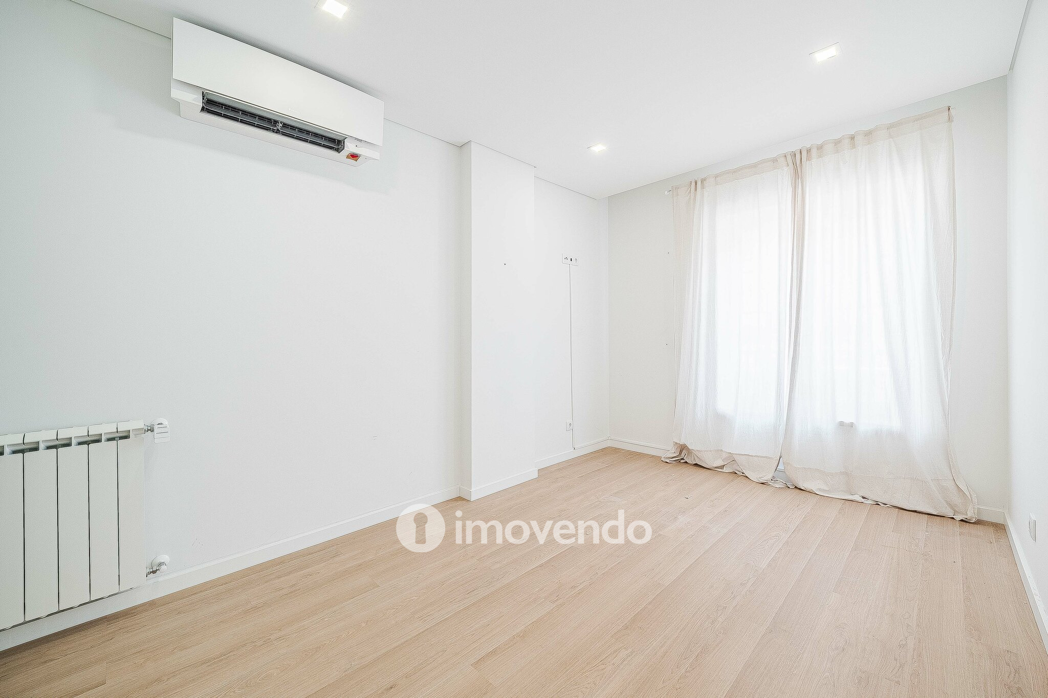 Apartamento T2, com estacionamento e cozinha equipada, na Amadora