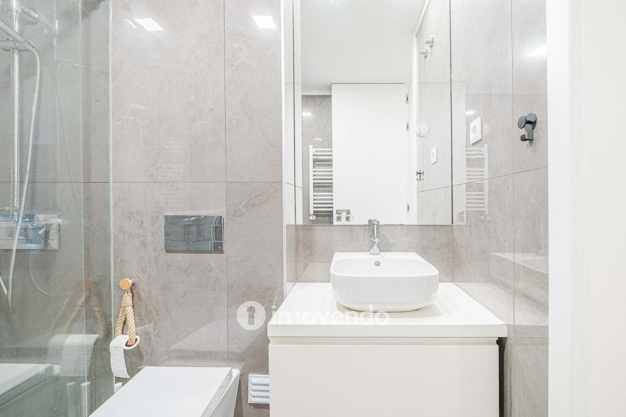Apartamento T2, com estacionamento e cozinha equipada, na Amadora