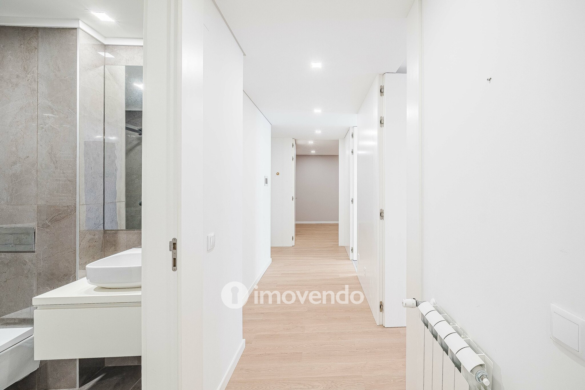 Apartamento T2, com estacionamento e cozinha equipada, na Amadora