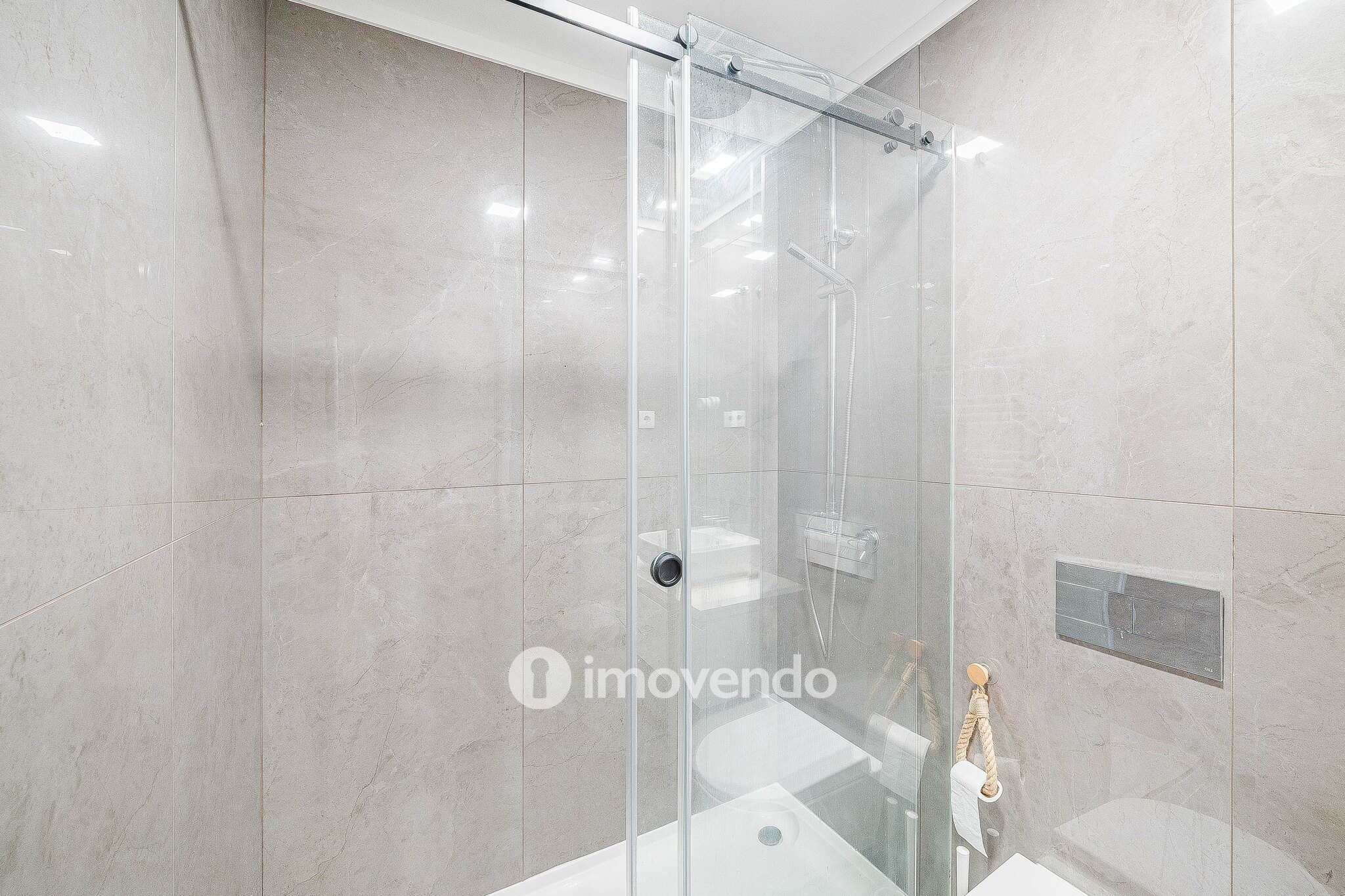 Apartamento T2, com estacionamento e cozinha equipada, na Amadora