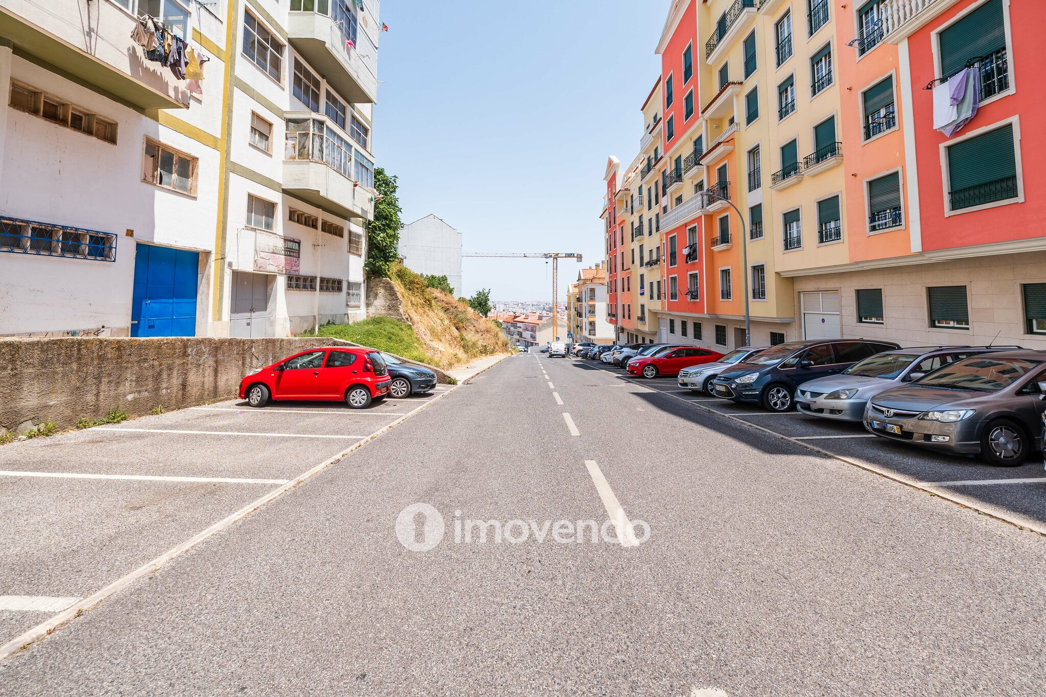 Apartamento T2, com estacionamento e cozinha equipada, na Amadora