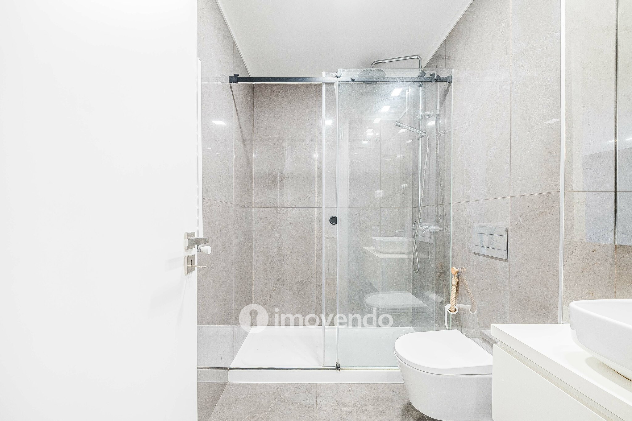 Apartamento T2, com estacionamento e cozinha equipada, na Amadora