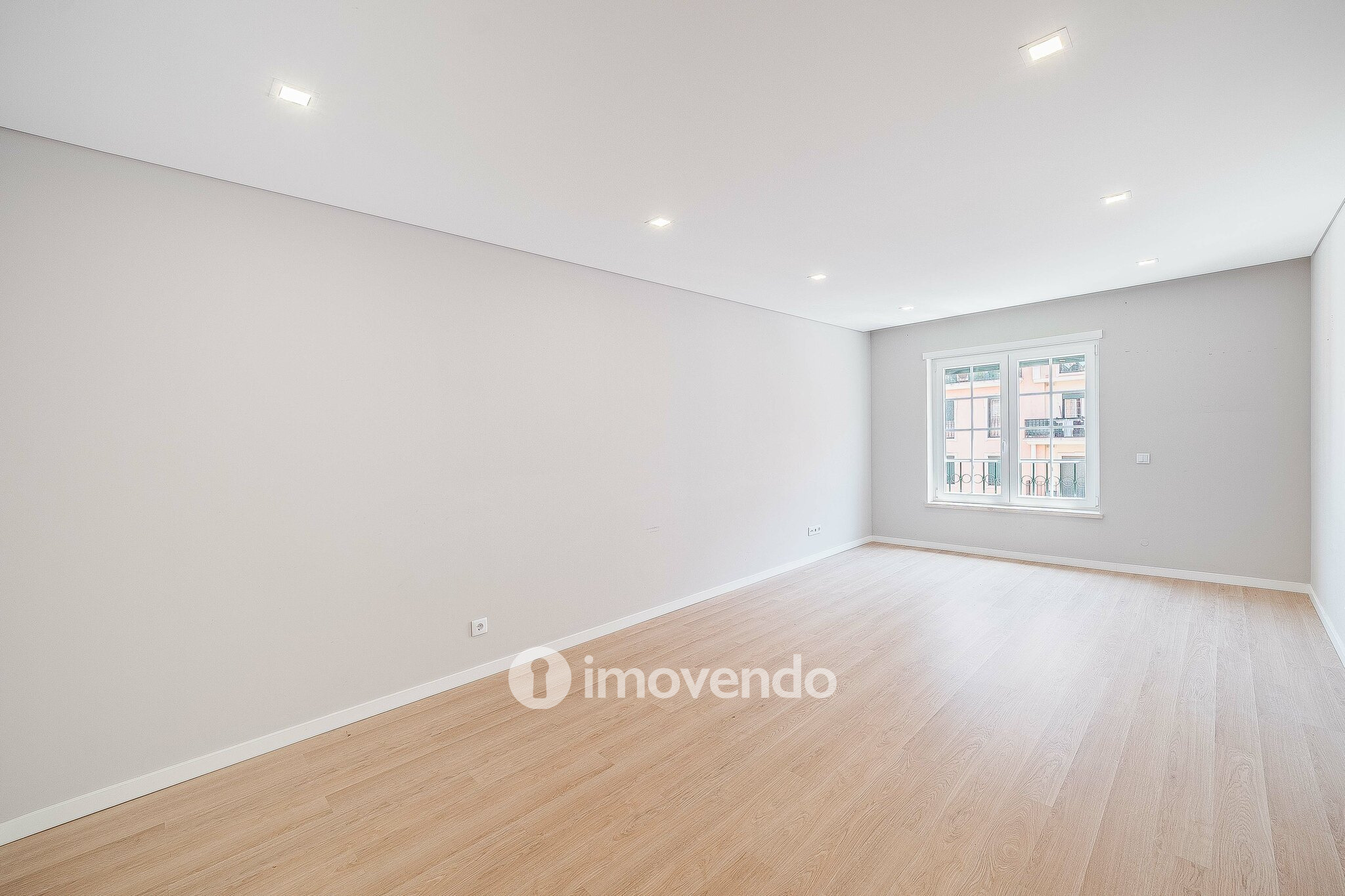 Apartamento T2, com estacionamento e cozinha equipada, na Amadora