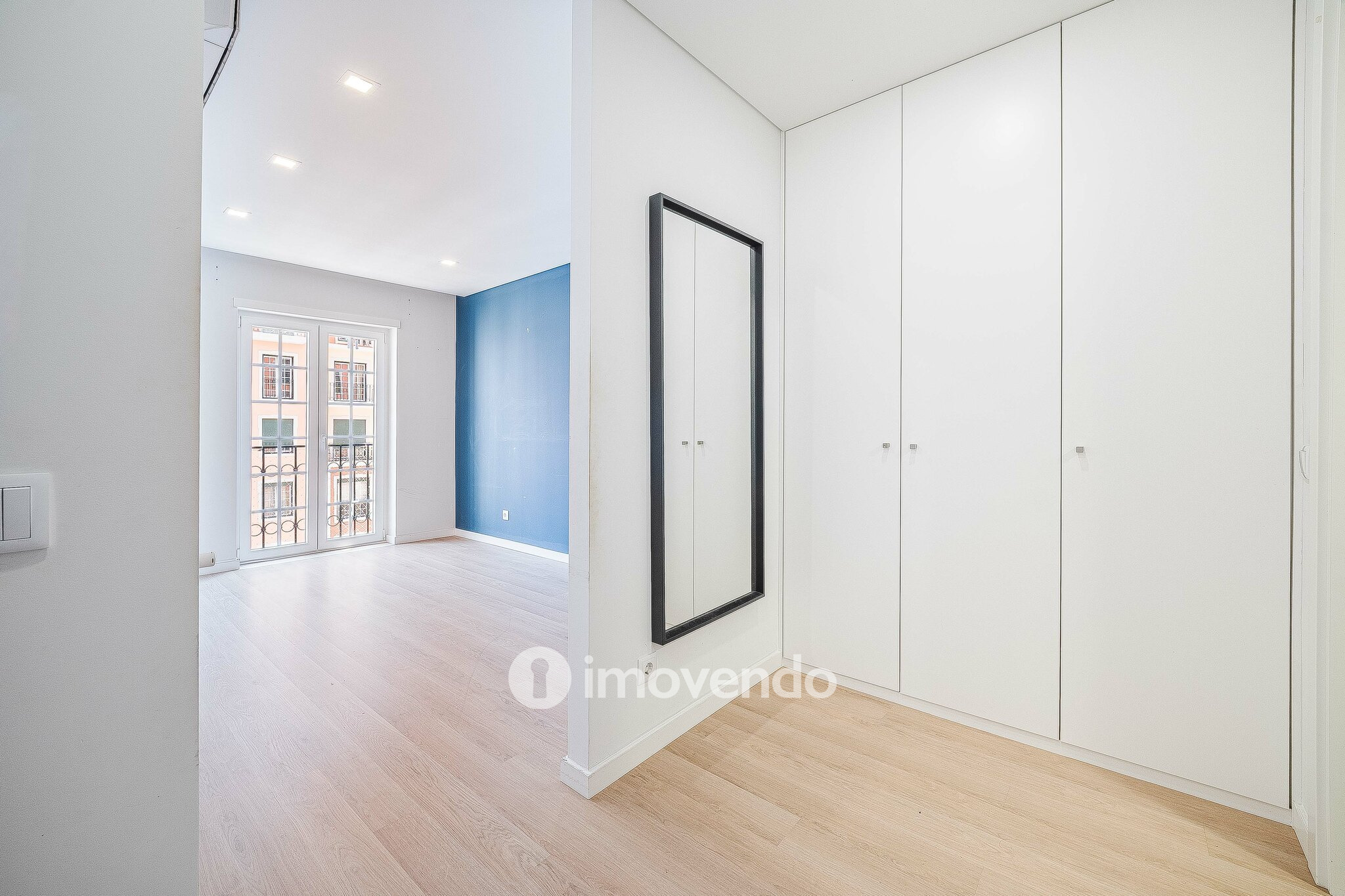 Apartamento T2, com estacionamento e cozinha equipada, na Amadora