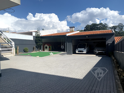 Moradia T3+1, com áreas generosas e garagem, em São Cosme, Gondomar