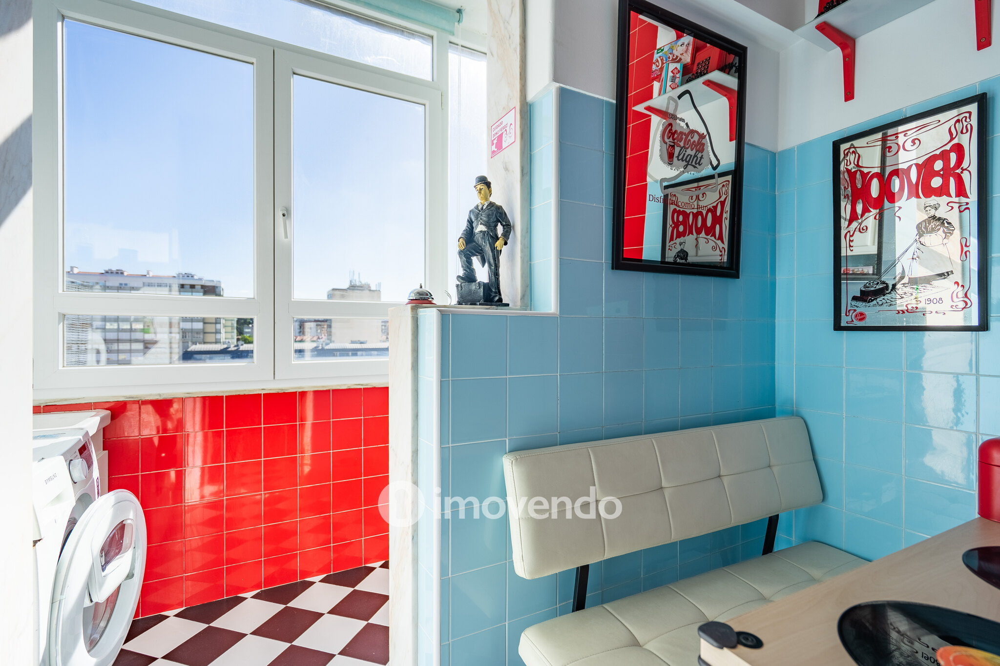 Apartamento T3+1 com áreas amplas e cozinha equipada, no Lumiar