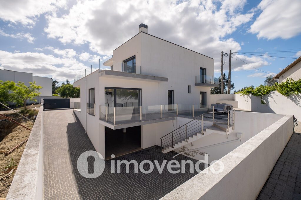 Moradia T4 em Coimbra, Cernache com 436 m<sup>2</sup> por 499.000
