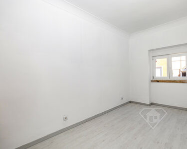 Apartamento T2 totalmente remodelado e com cozinha equipada, em Queluz