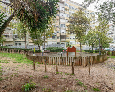 Apartamento T2 com varanda, numa localização privilegiada, em Benfica