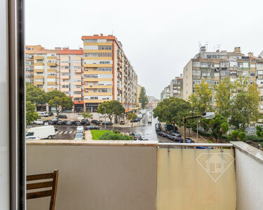 Apartamento T2 com varanda, numa localização privilegiada, em Benfica
