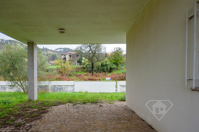 Moradia T3 com jardim, próximo das margens do Rio Douro, em Baião