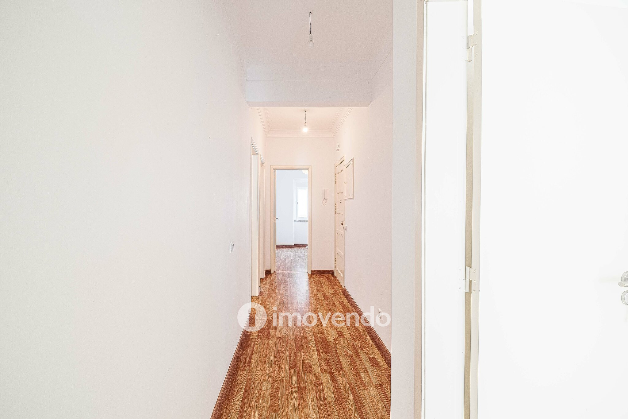 Apartamento T2 pronto a habitar, com espaço exterior, na Amadora