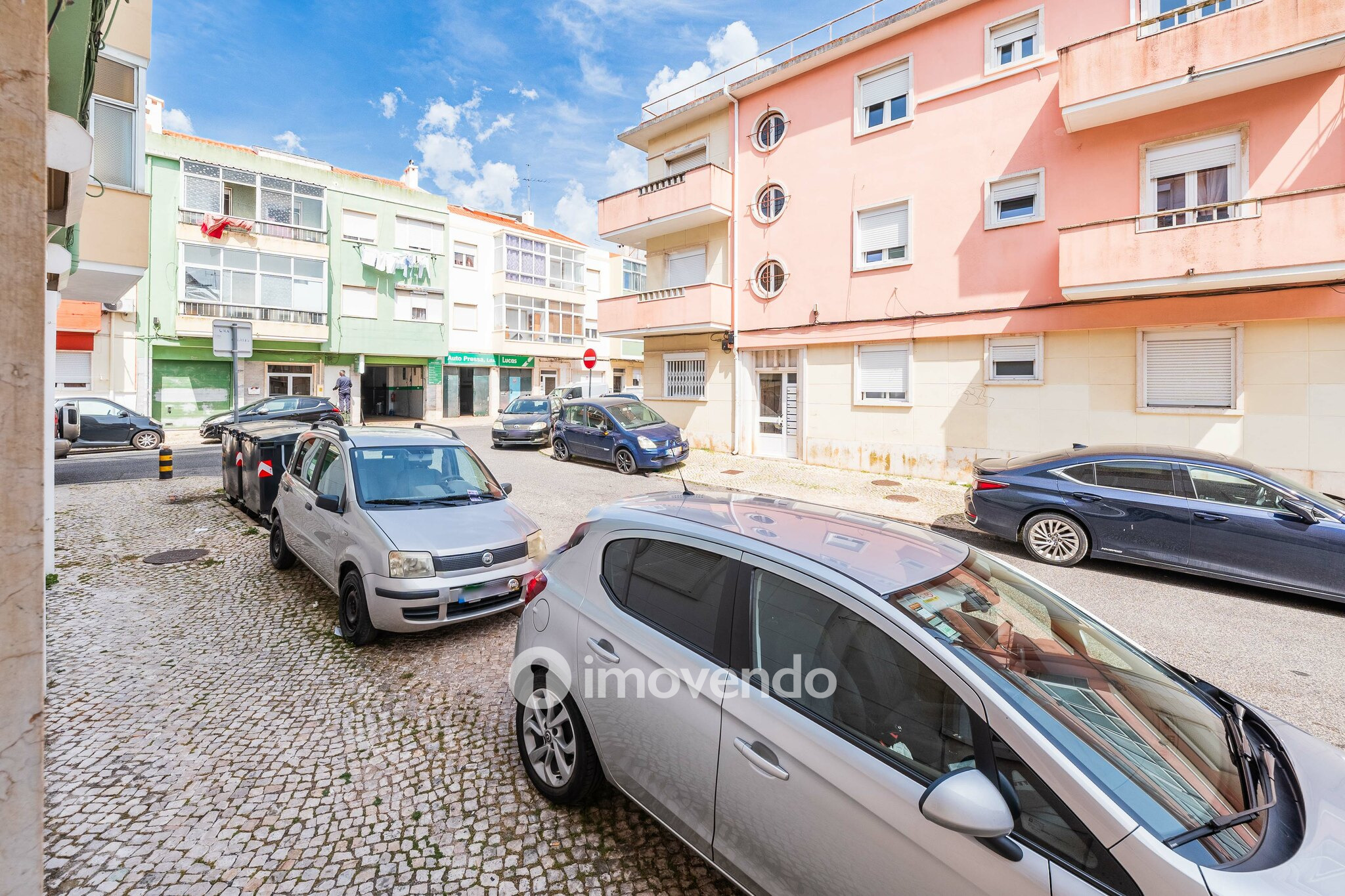 Apartamento T2 pronto a habitar, com espaço exterior, na Amadora