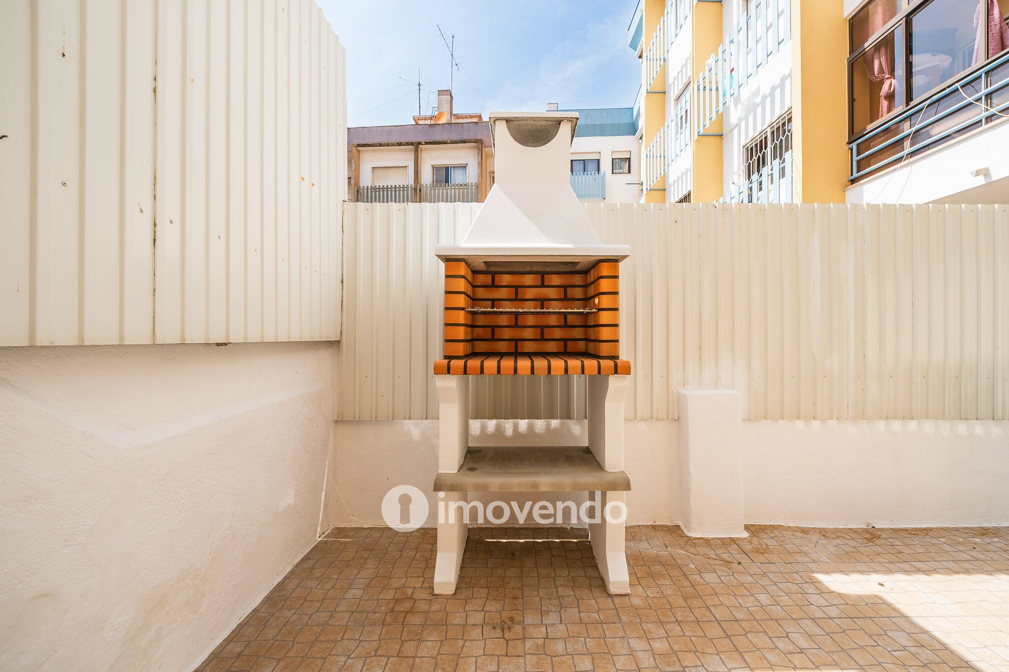 Apartamento T2 pronto a habitar, com espaço exterior, na Amadora