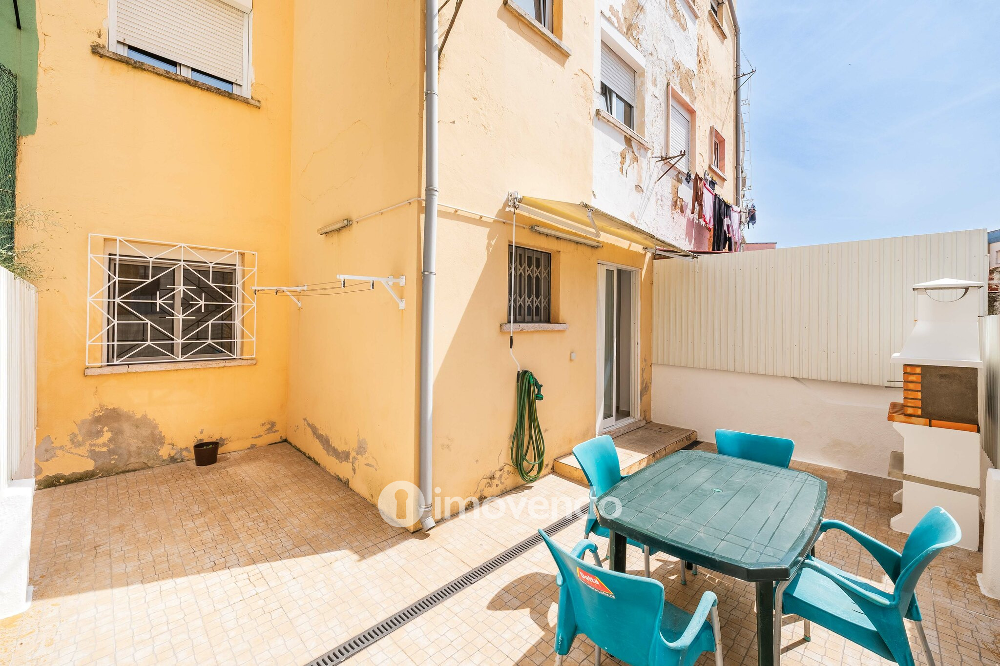 Apartamento T2 pronto a habitar, com espaço exterior, na Amadora