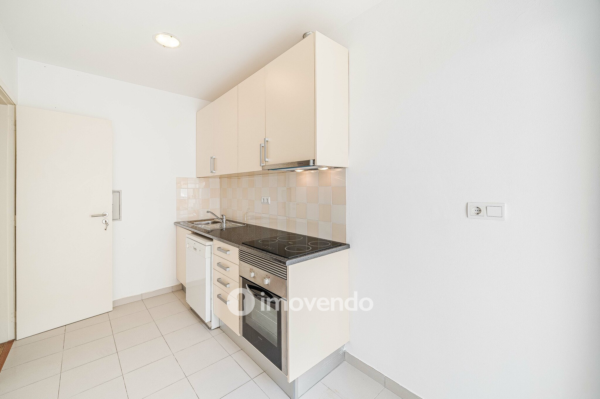 Apartamento T2 pronto a habitar, com espaço exterior, na Amadora