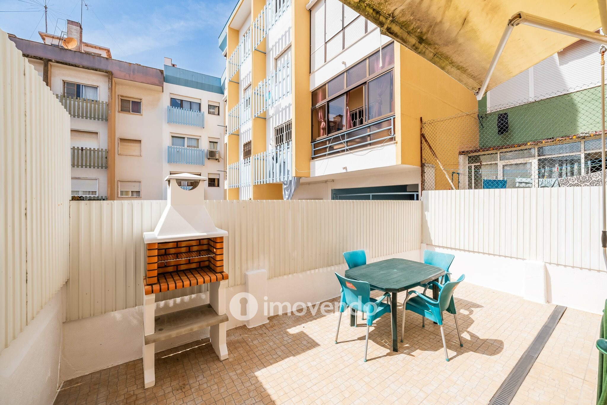 Apartamento T2 pronto a habitar, com espaço exterior, na Amadora