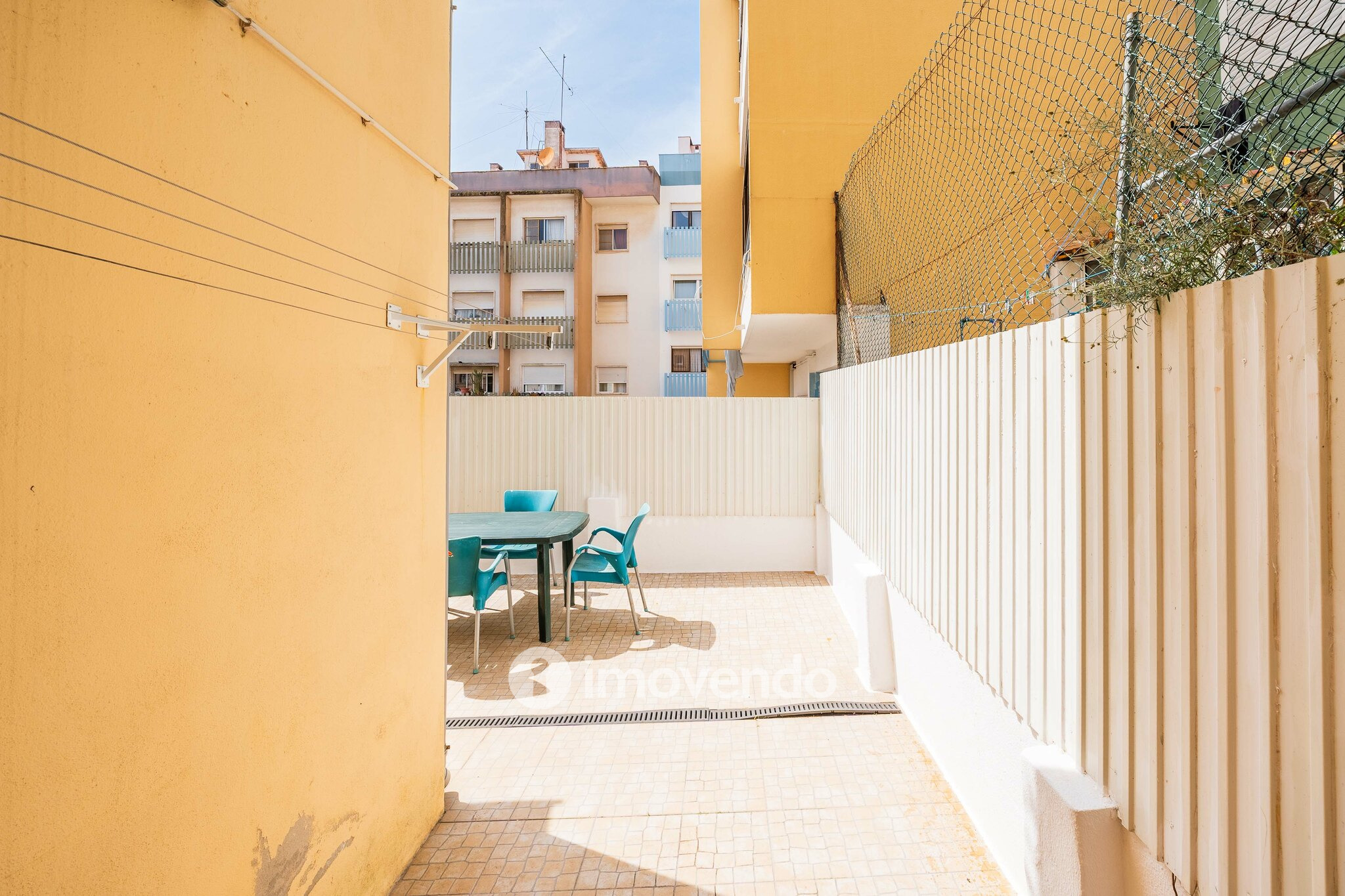 Apartamento T2 pronto a habitar, com espaço exterior, na Amadora