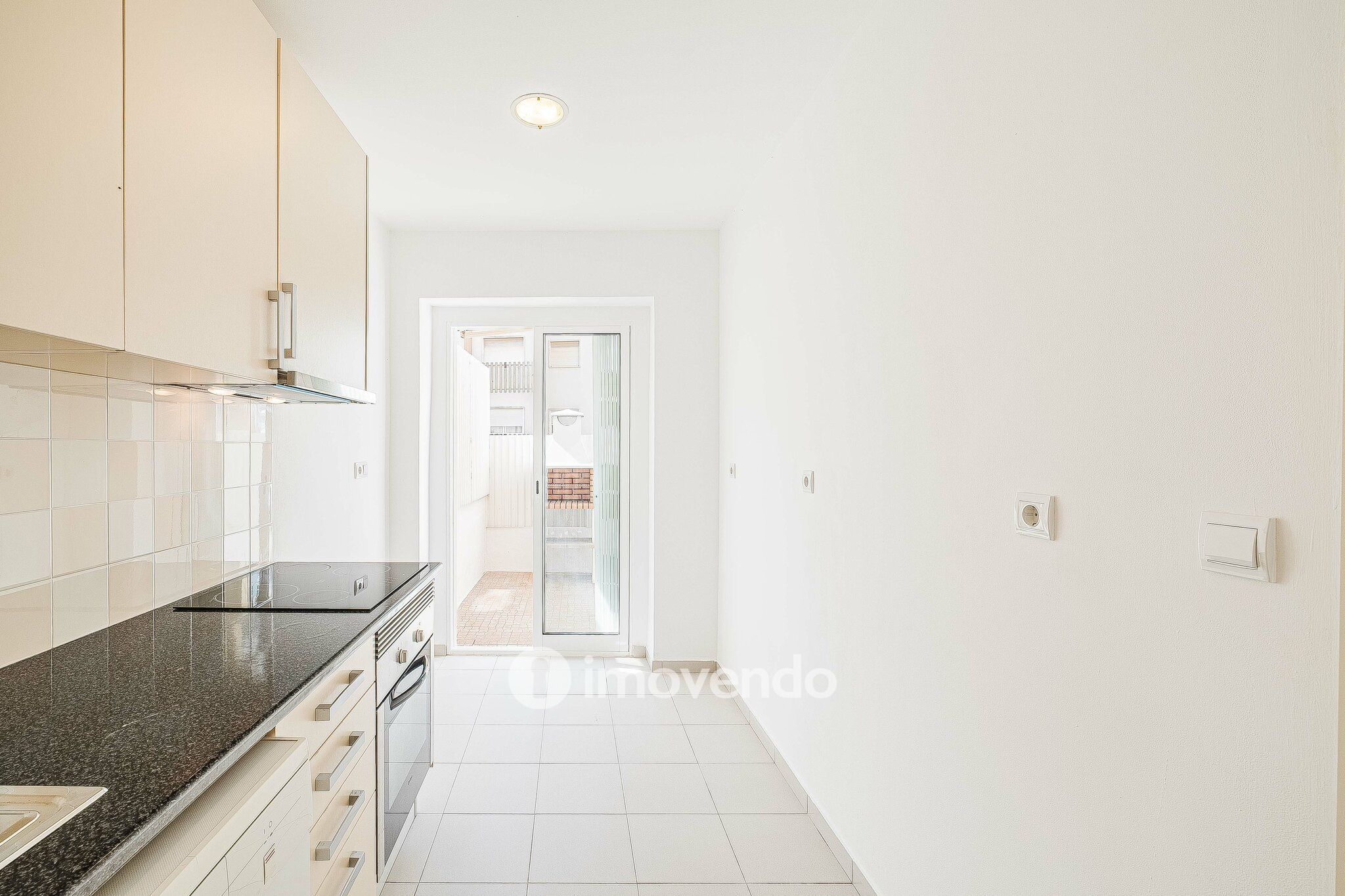 Apartamento T2 pronto a habitar, com espaço exterior, na Amadora