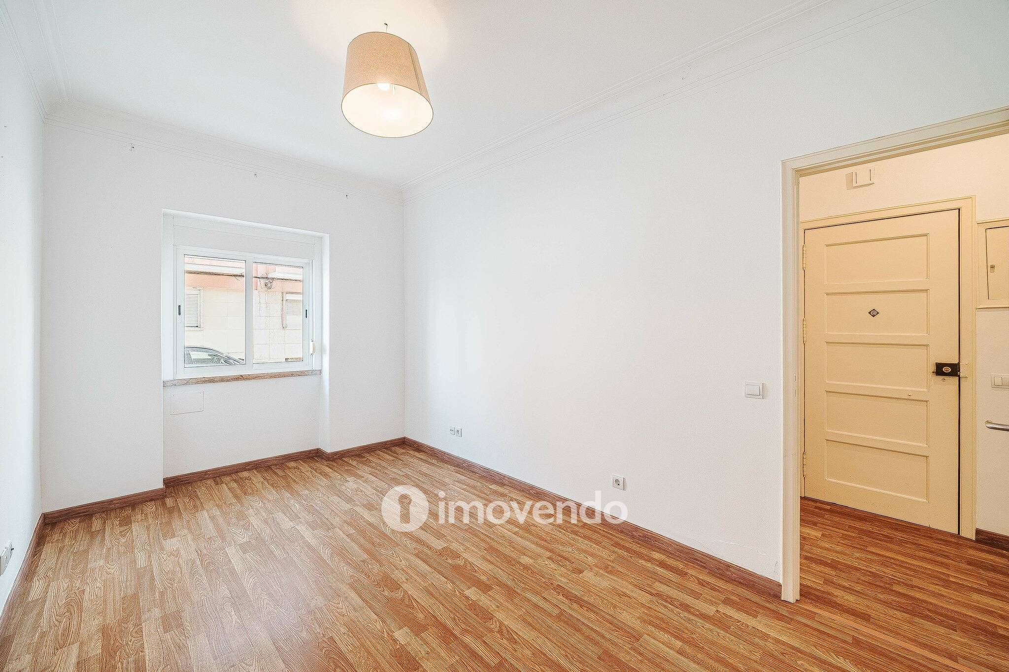 Apartamento T2 pronto a habitar, com espaço exterior, na Amadora