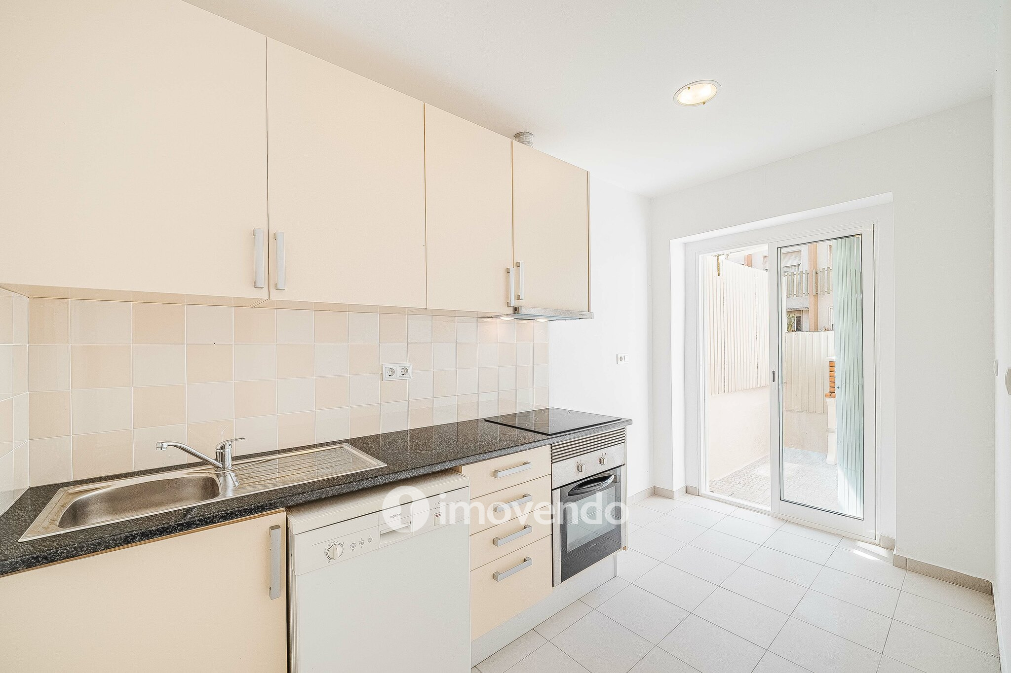 Apartamento T2 pronto a habitar, com espaço exterior, na Amadora