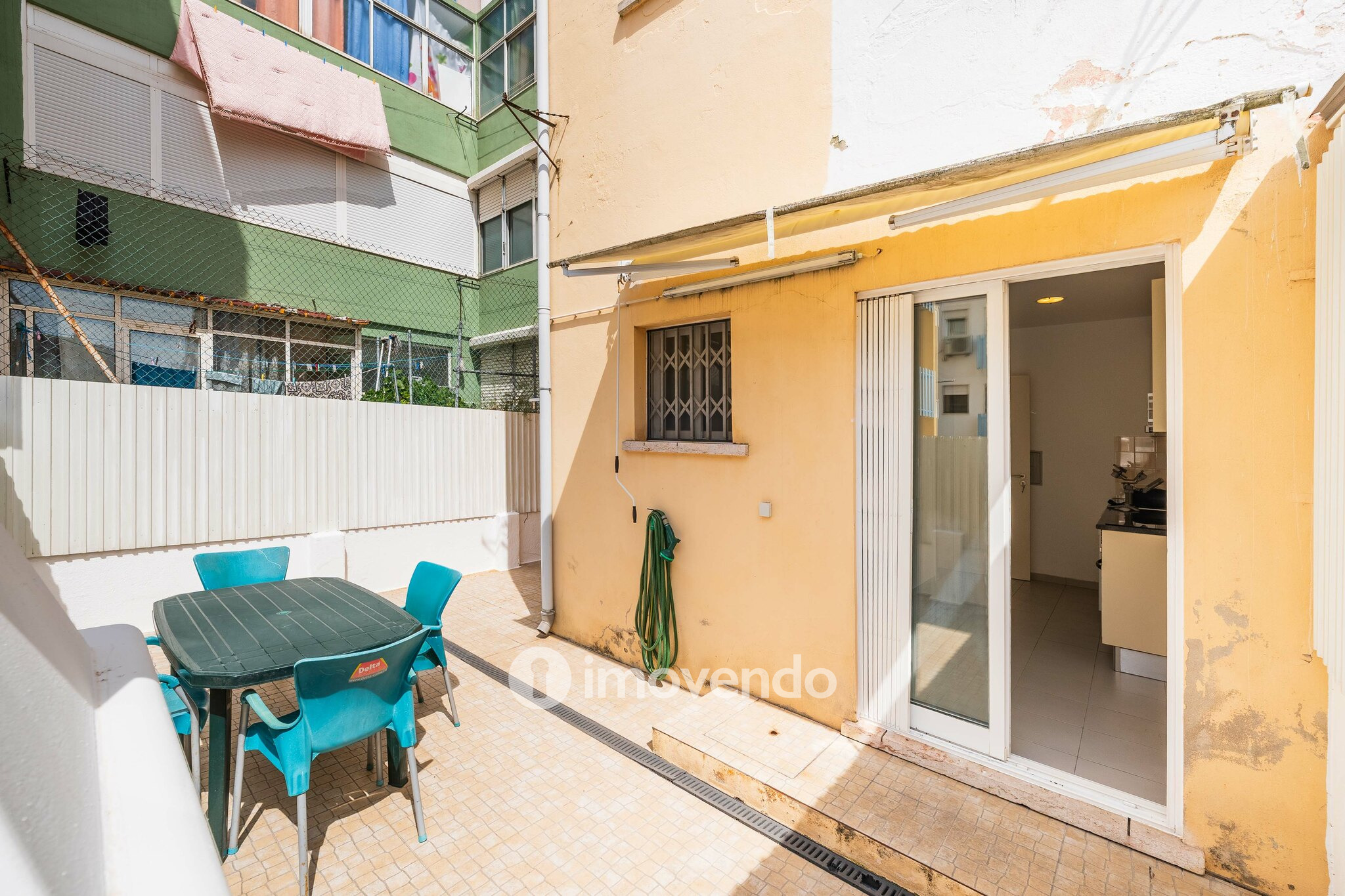 Apartamento T2 pronto a habitar, com espaço exterior, na Amadora